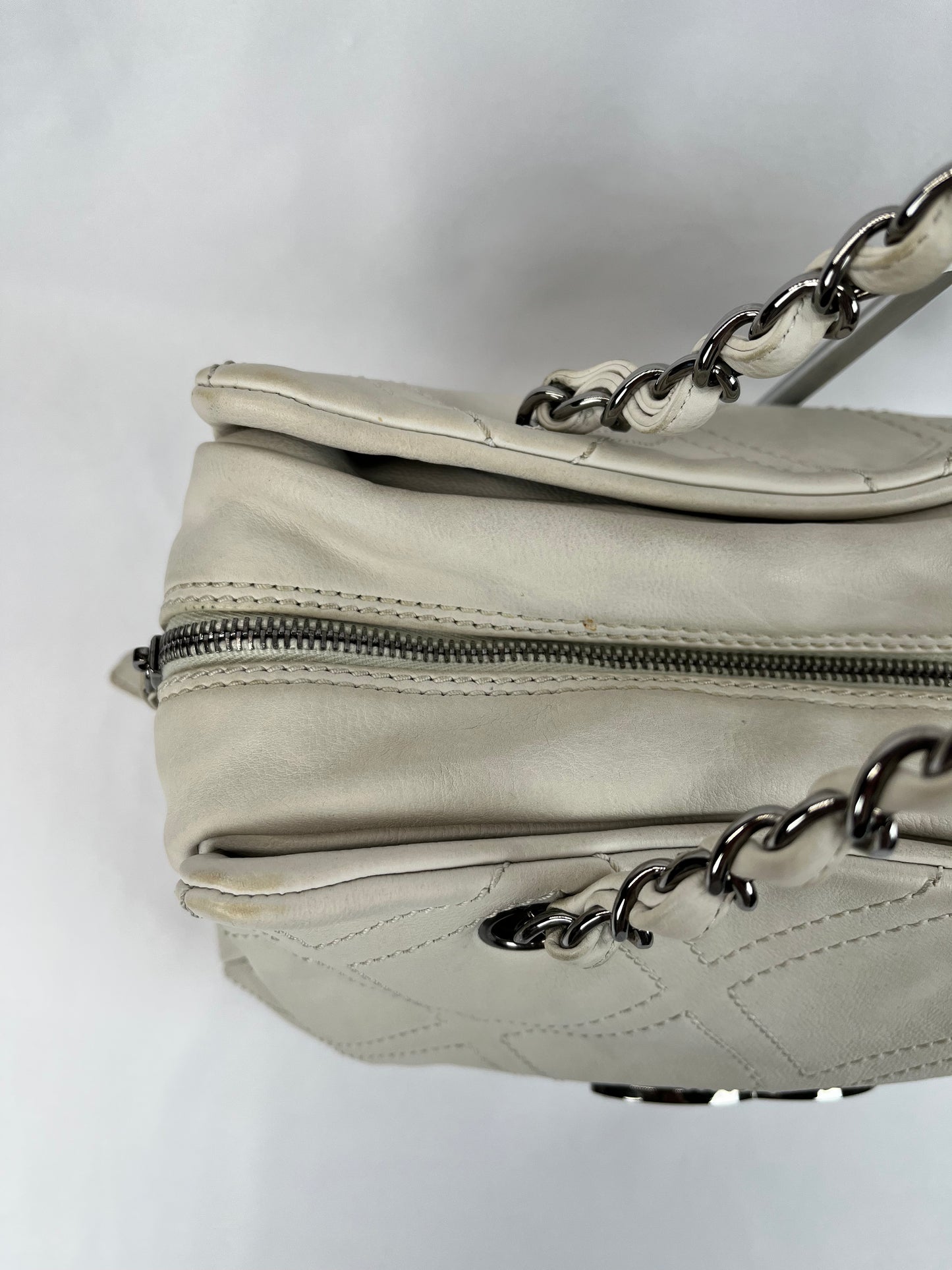 Pre-Owned CHANEL™ Diamond Stitch Tote White/SHW Handbag