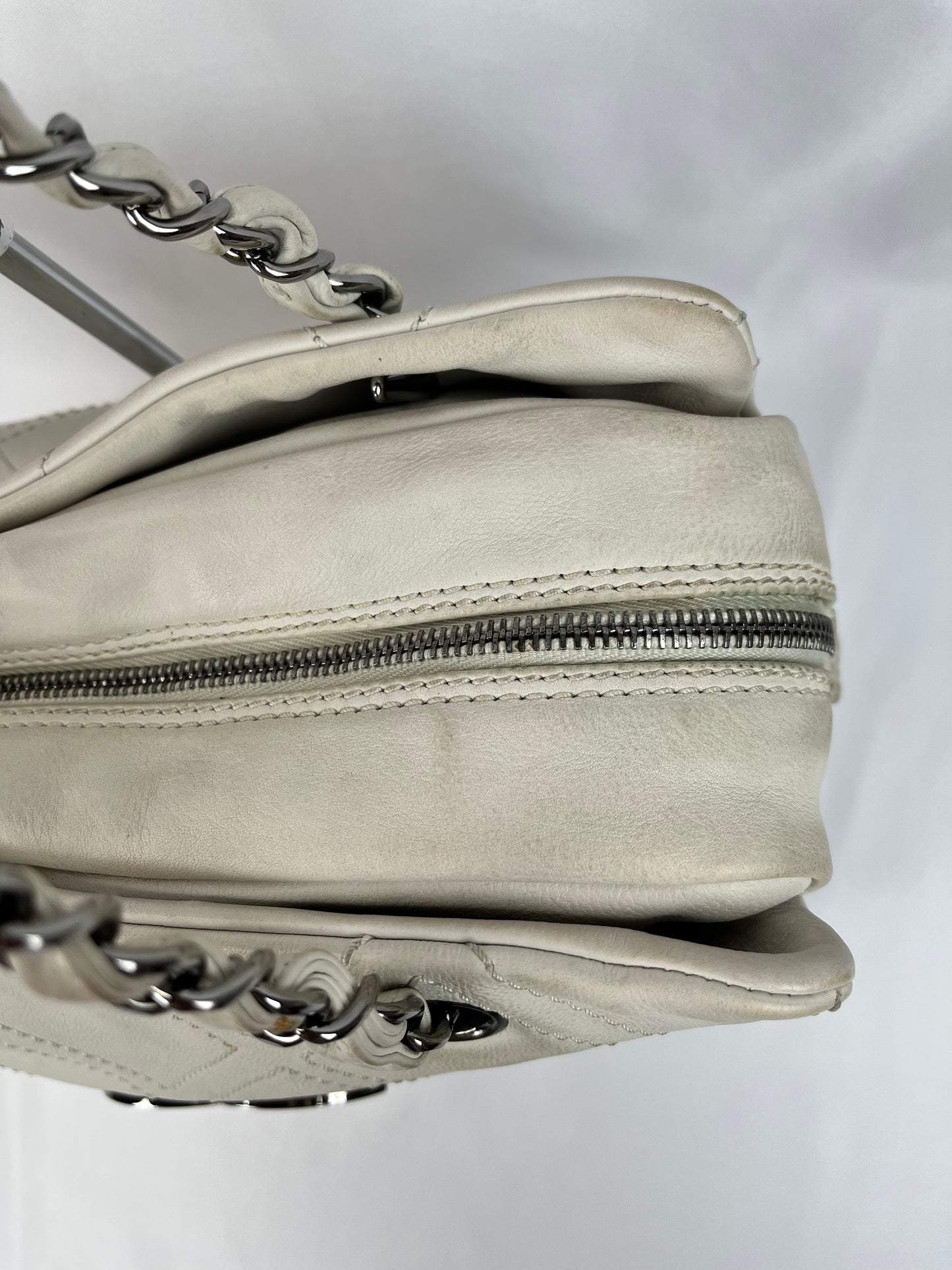 Pre-Owned CHANEL™ Diamond Stitch Tote White/SHW Handbag