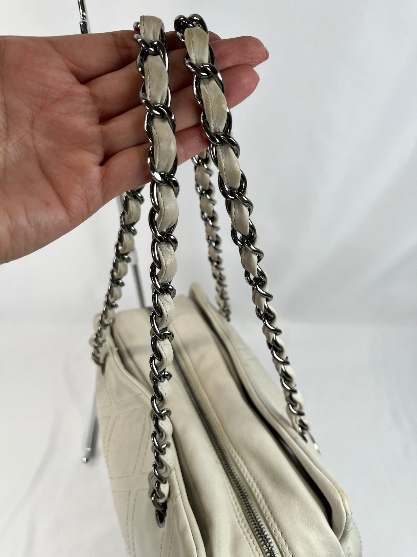 Pre-Owned CHANEL™ Diamond Stitch Tote White/SHW Handbag