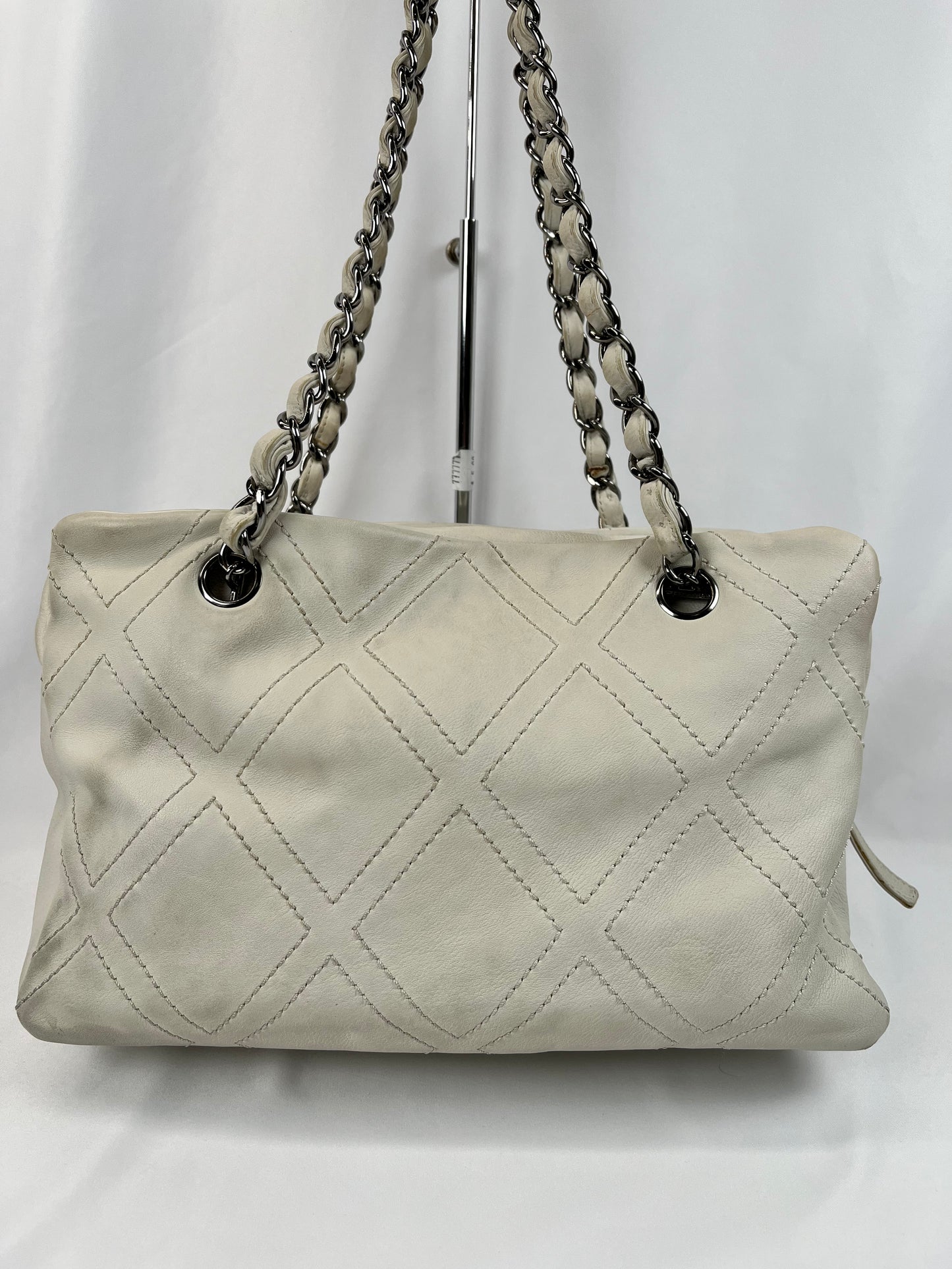 Pre-Owned CHANEL™ Diamond Stitch Tote White/SHW Handbag