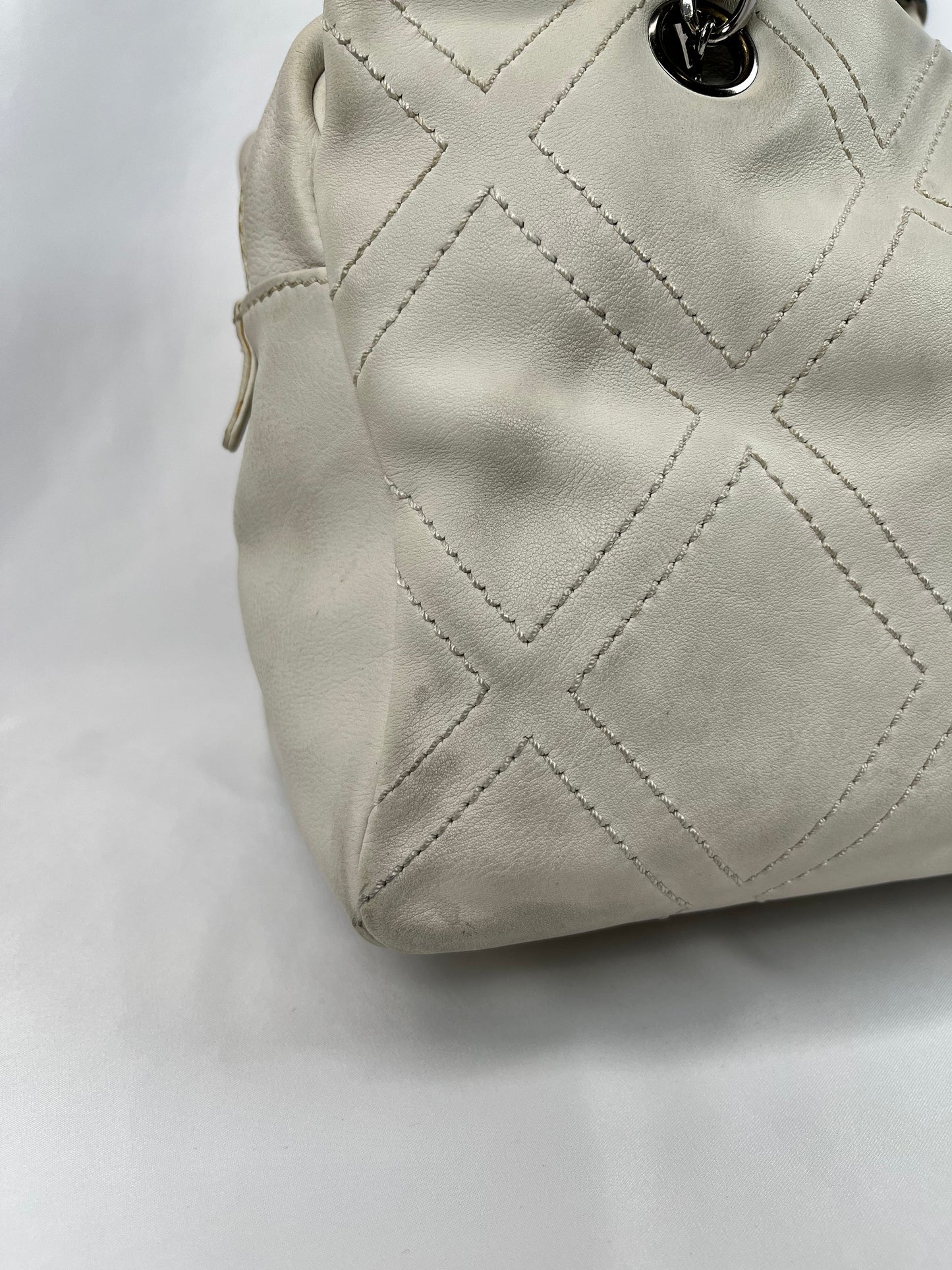 Pre-Owned CHANEL™ Diamond Stitch Tote White/SHW Handbag