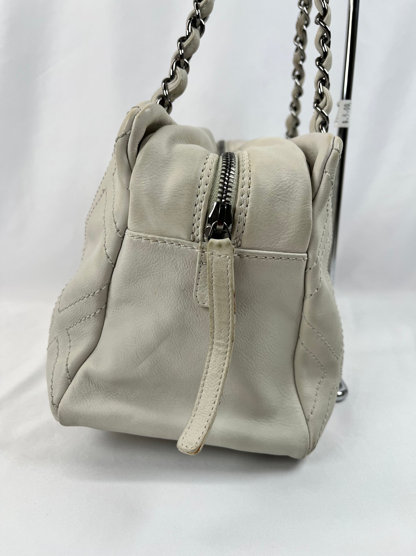 Pre-Owned CHANEL™ Diamond Stitch Tote White/SHW Handbag