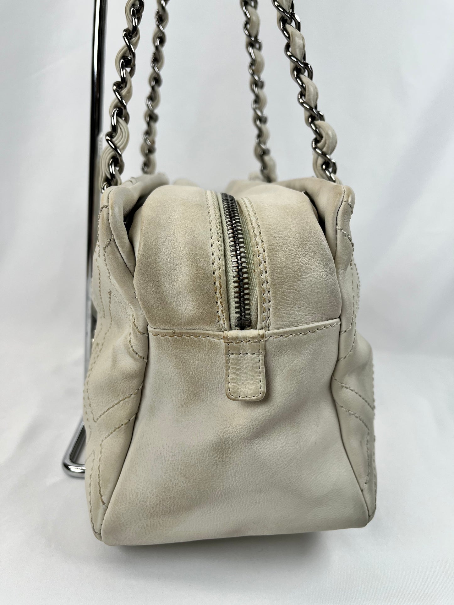 Pre-Owned CHANEL™ Diamond Stitch Tote White/SHW Handbag