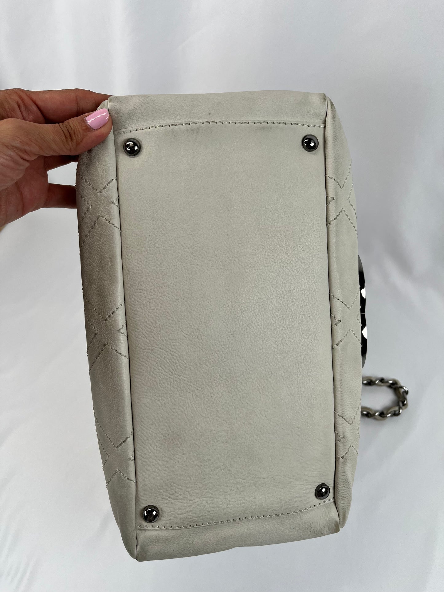 Pre-Owned CHANEL™ Diamond Stitch Tote White/SHW Handbag