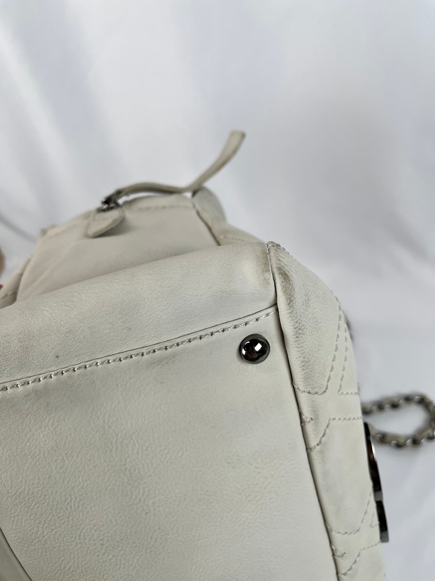 Pre-Owned CHANEL™ Diamond Stitch Tote White/SHW Handbag