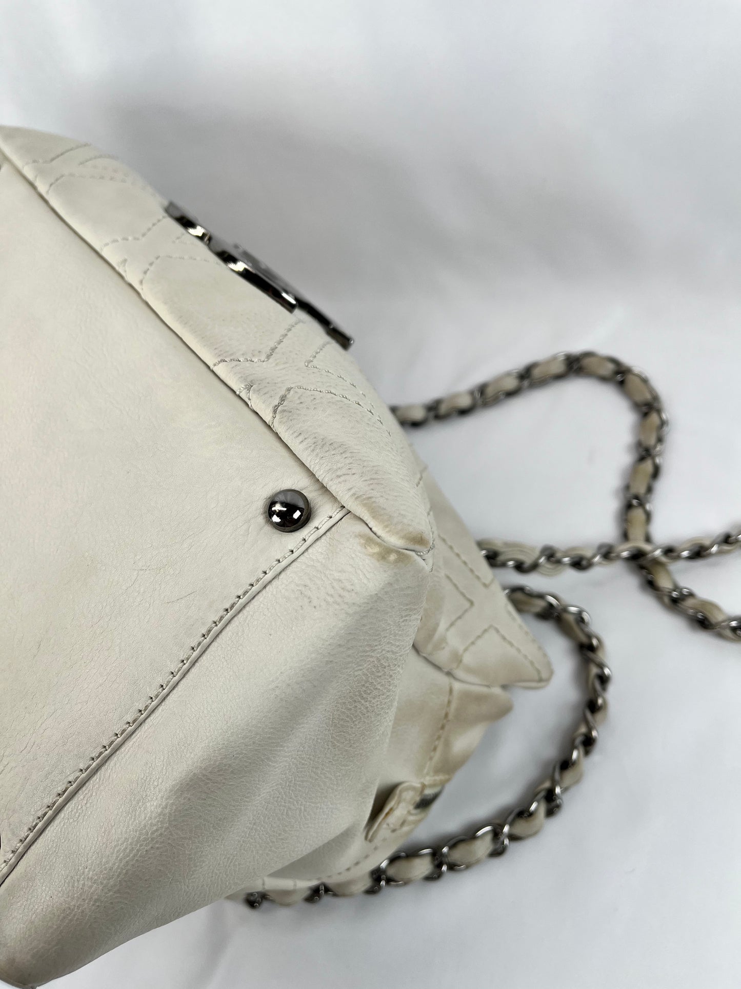 Pre-Owned CHANEL™ Diamond Stitch Tote White/SHW Handbag