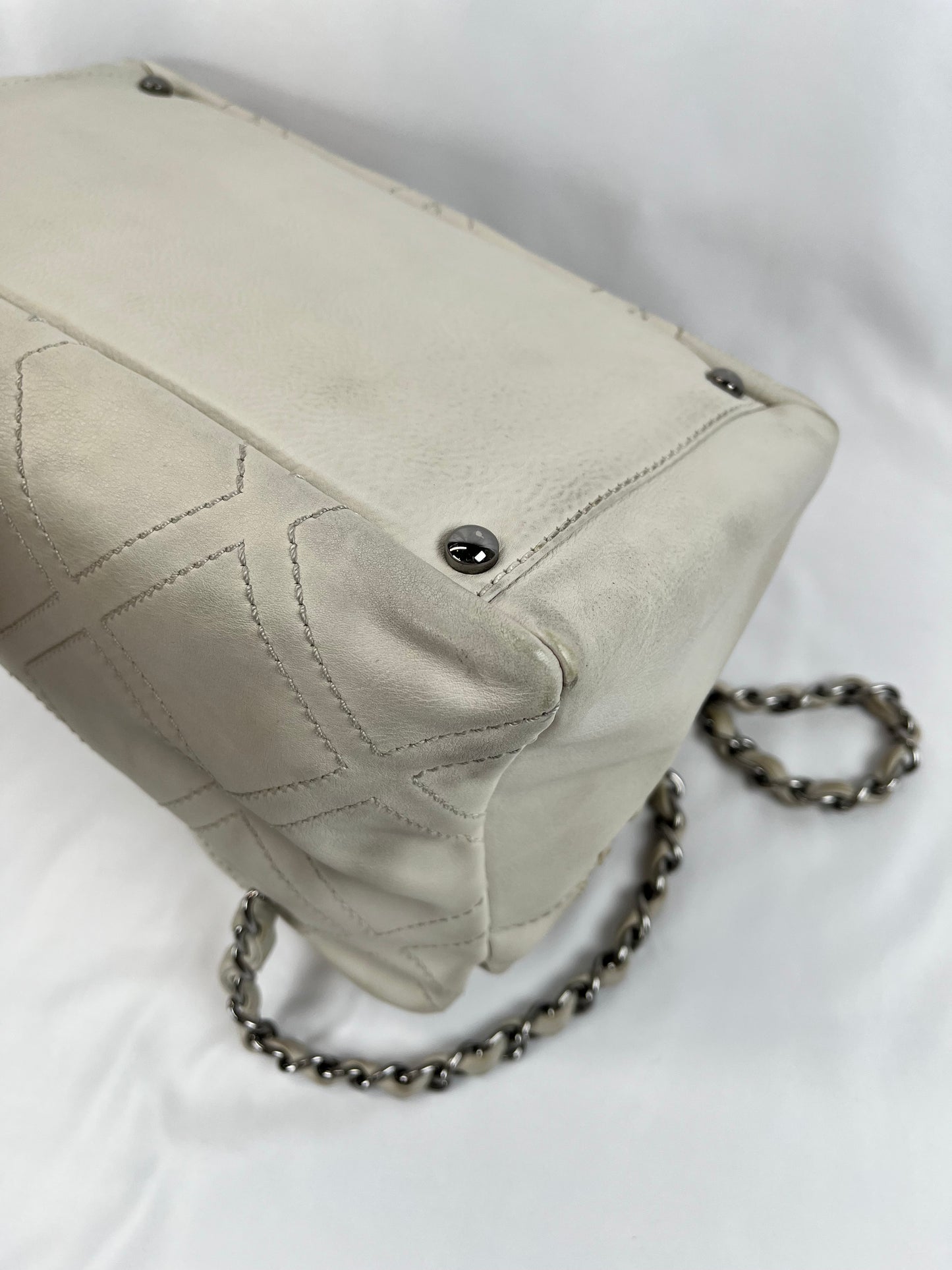 Pre-Owned CHANEL™ Diamond Stitch Tote White/SHW Handbag
