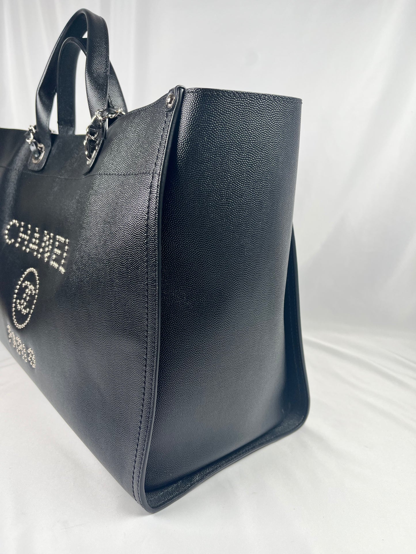 Pre-Owned CHANEL ™ Deauville, XL Black Handbag