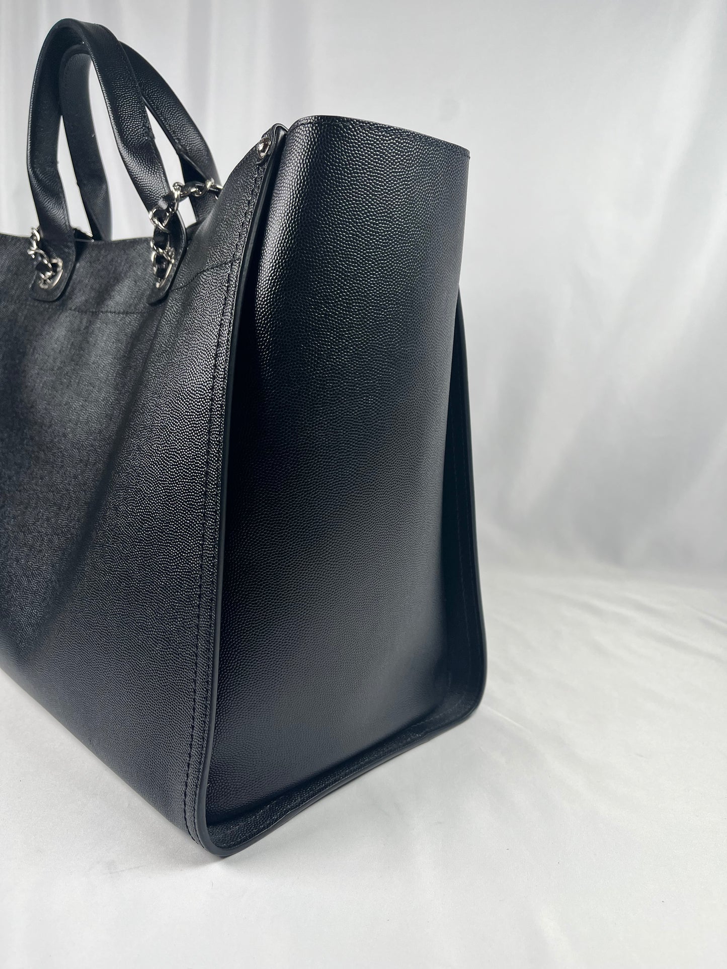 Pre-Owned CHANEL ™ Deauville, XL Black Handbag