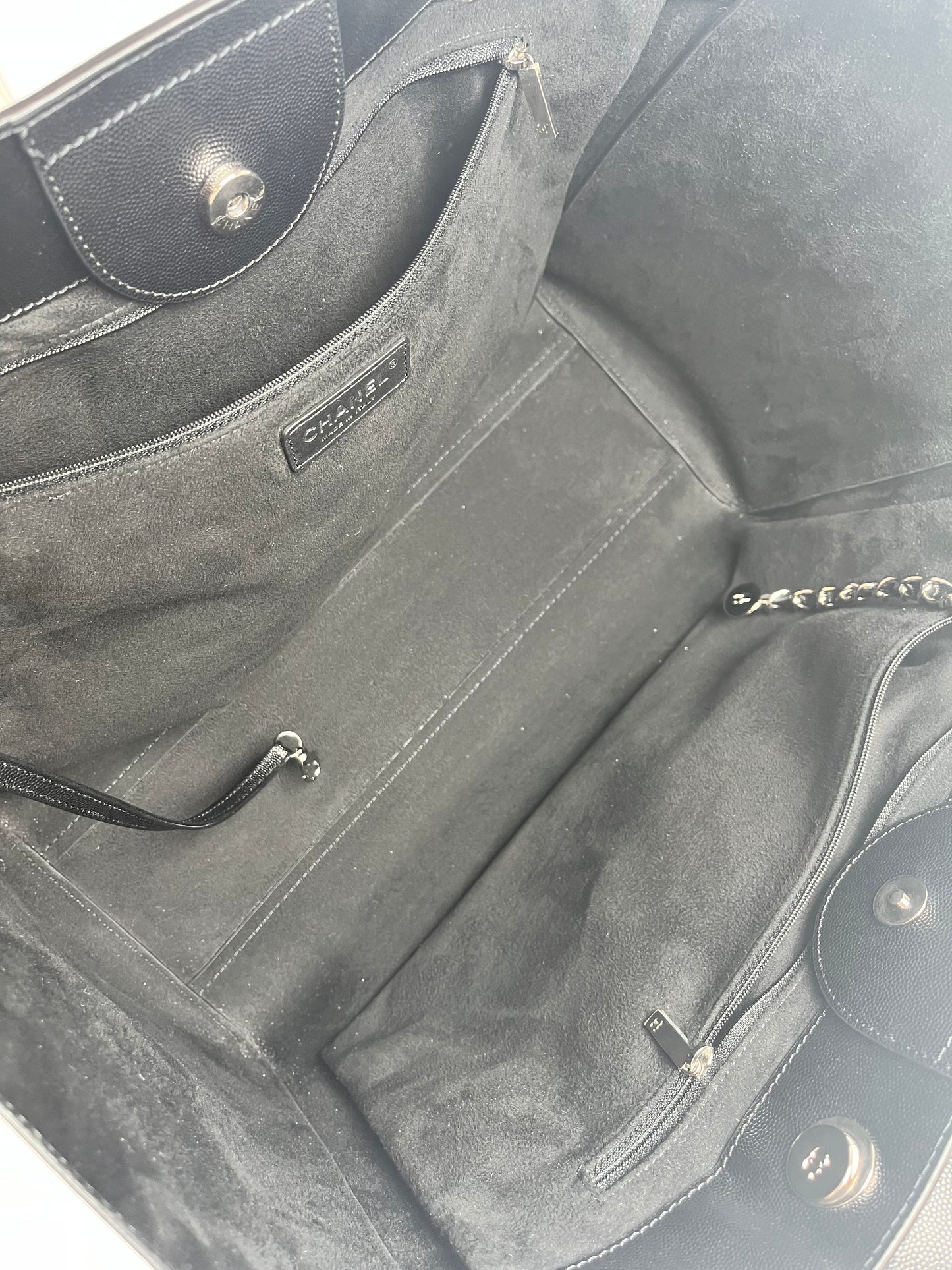 Pre-Owned CHANEL ™ Deauville, XL Black Handbag