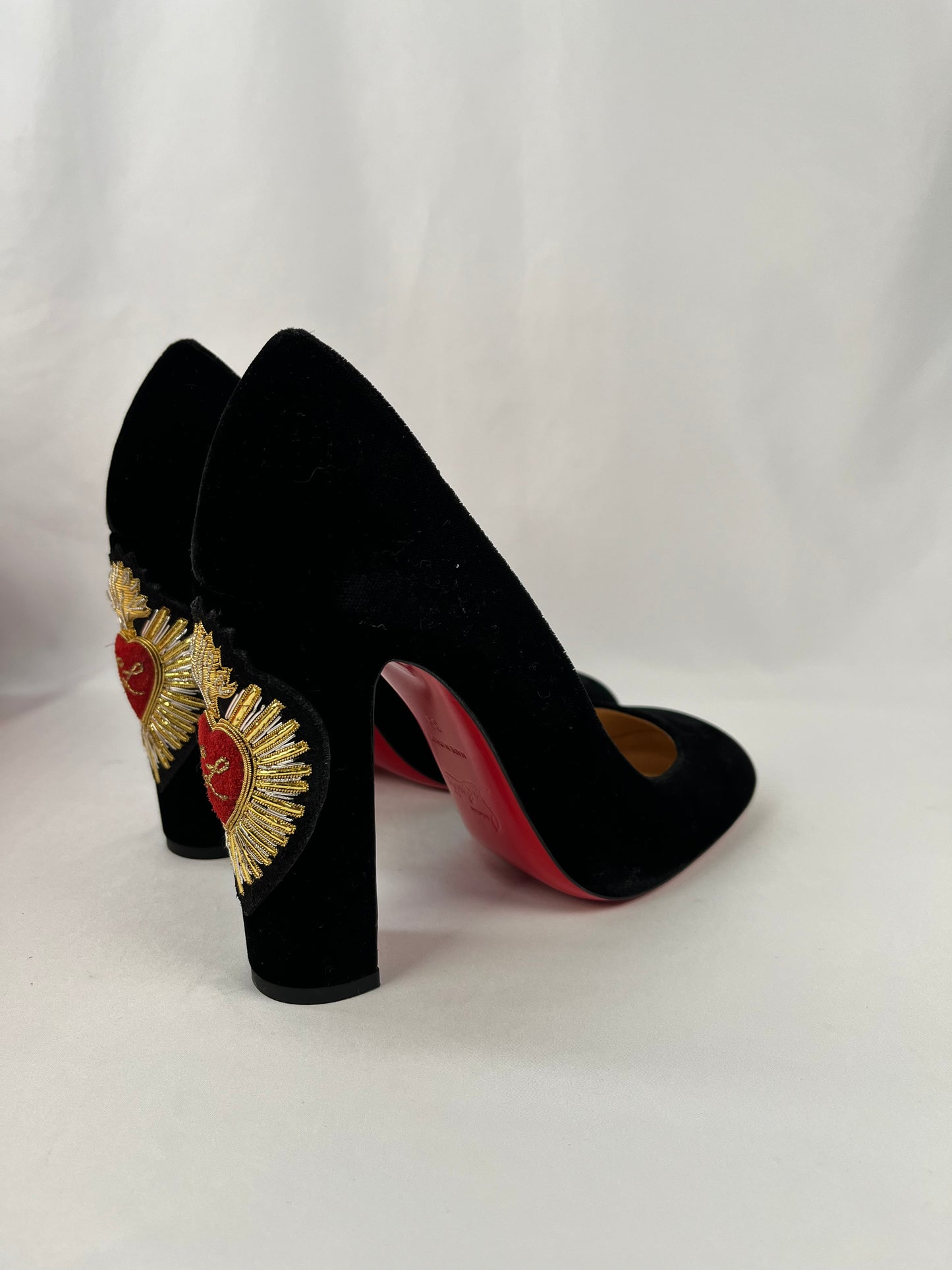 Pre-Owned CHRISTIAN LOUBOUTIN Cadrilla Corazon Black Pumps, 39