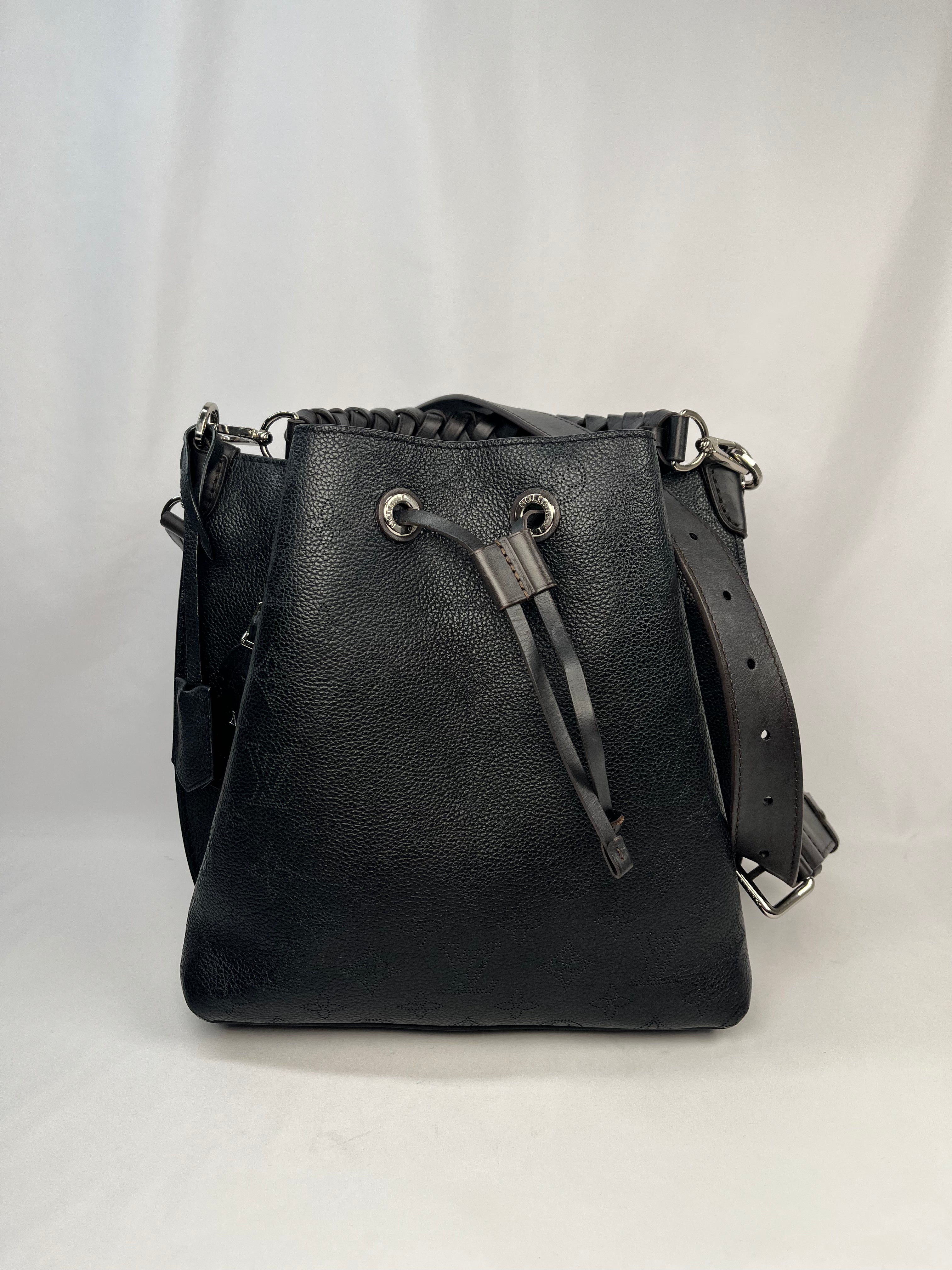 Pre-Owned LOUIS VUITTON Mahina Muria Black Handbag