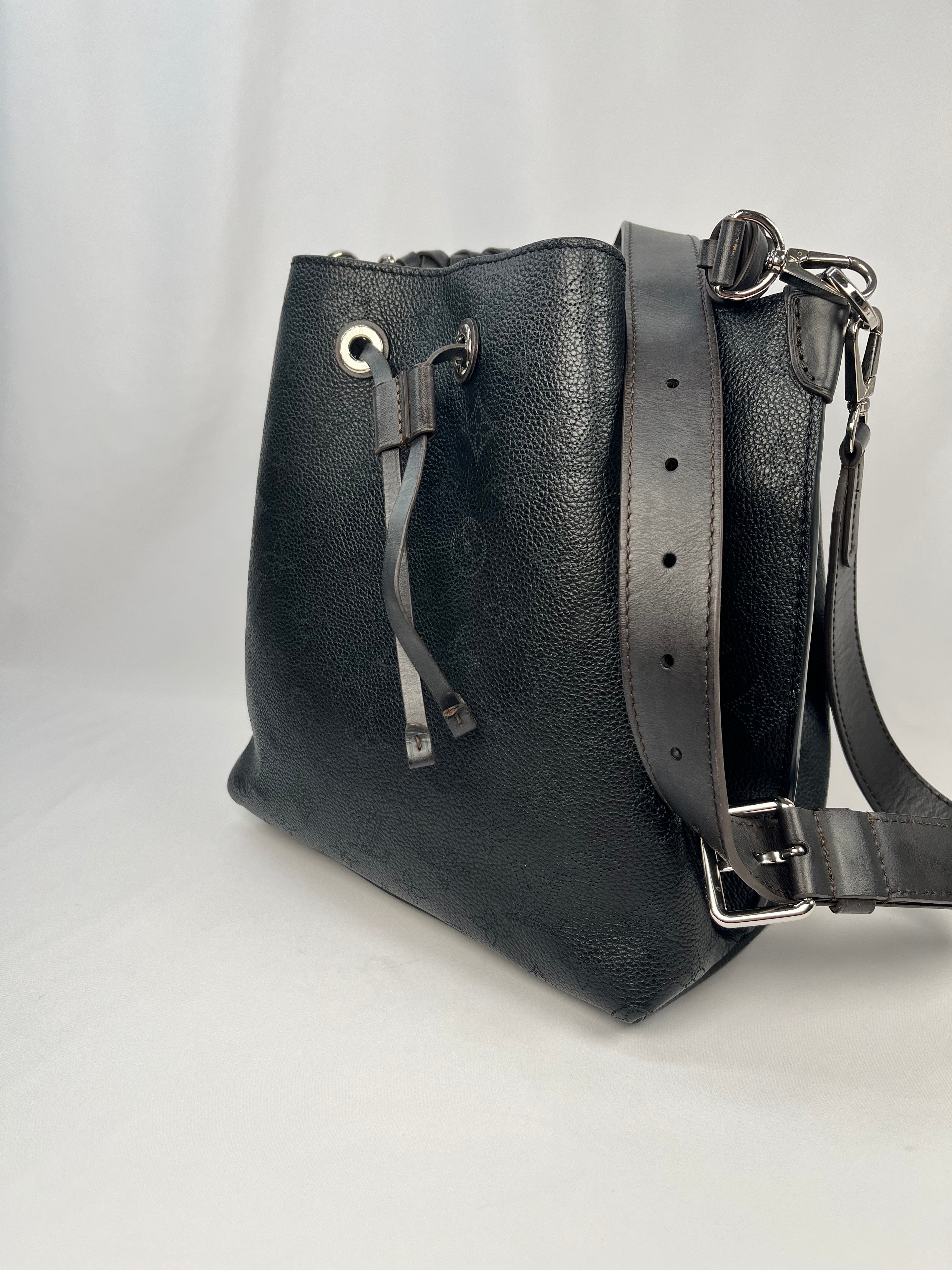 Pre-Owned LOUIS VUITTON Mahina Muria Black Handbag