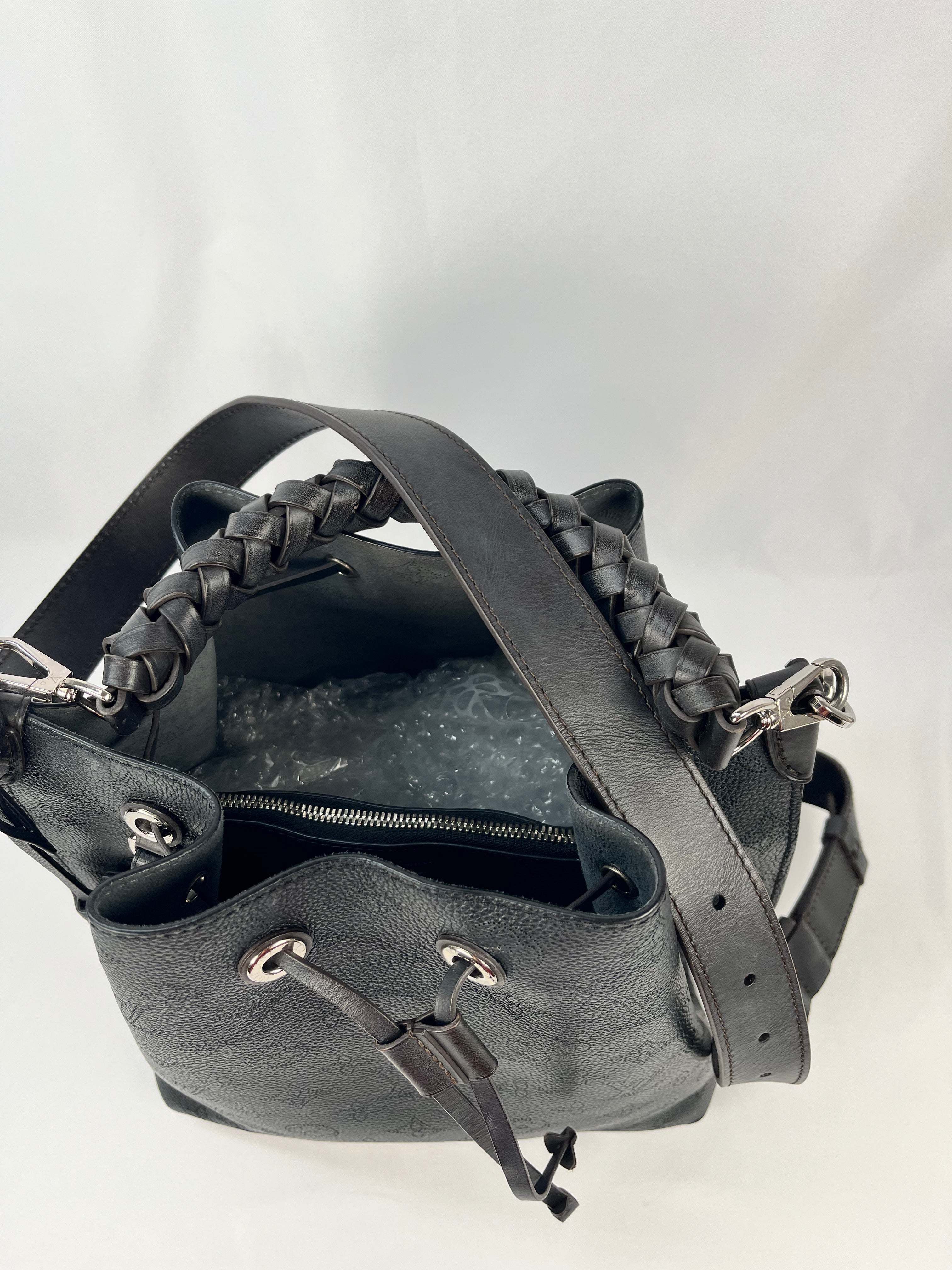 Pre-Owned LOUIS VUITTON Mahina Muria Black Handbag