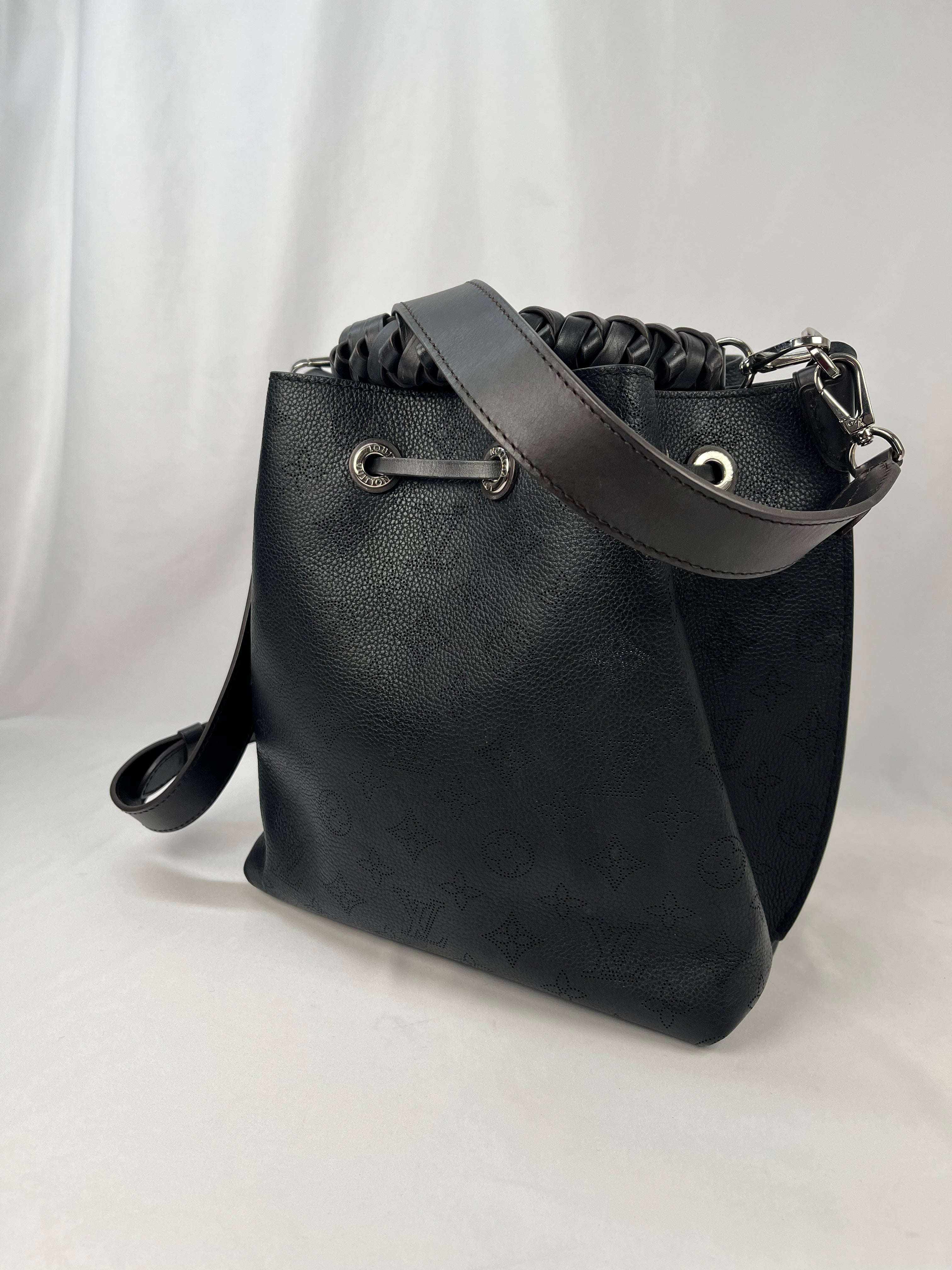 Pre-Owned LOUIS VUITTON Mahina Muria Black Handbag