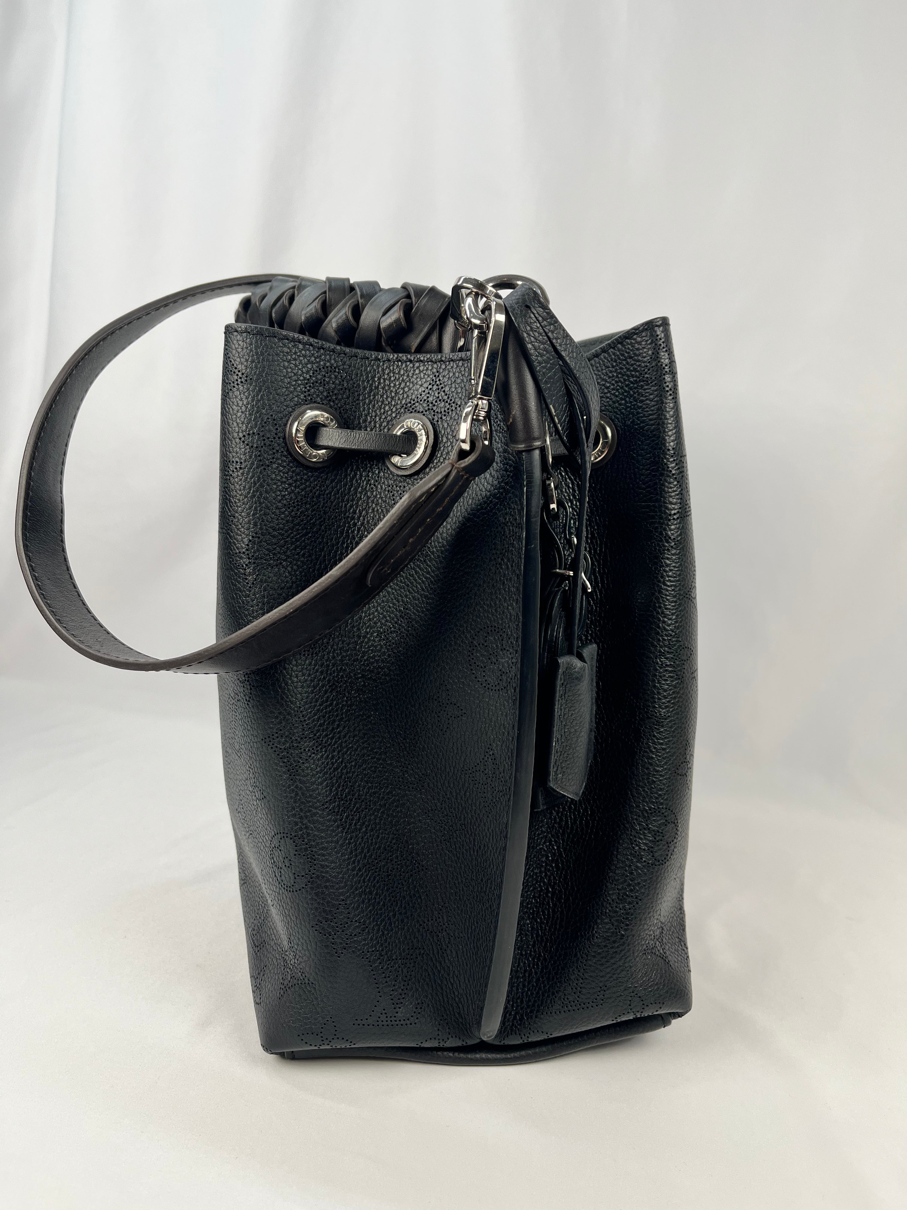 Pre-Owned LOUIS VUITTON Mahina Muria Black Handbag