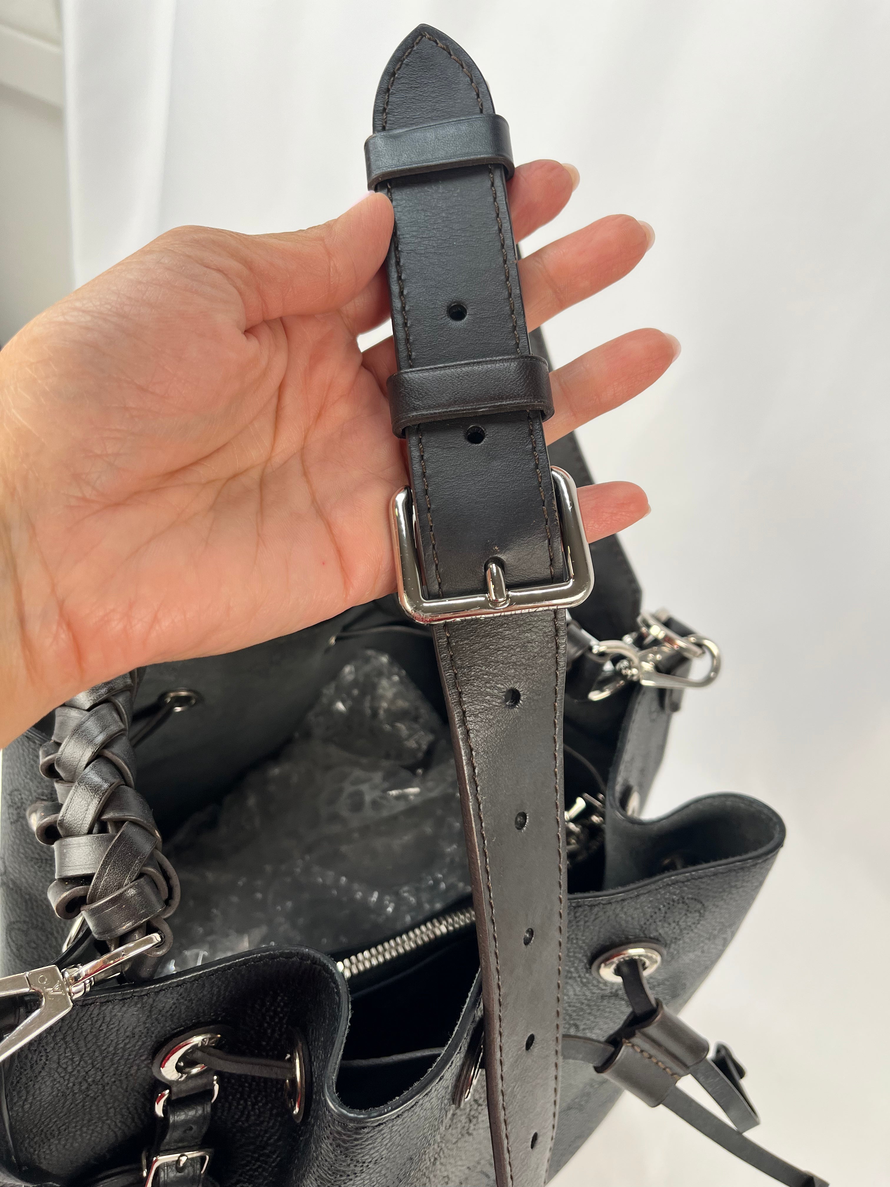 Pre-Owned LOUIS VUITTON Mahina Muria Black Handbag