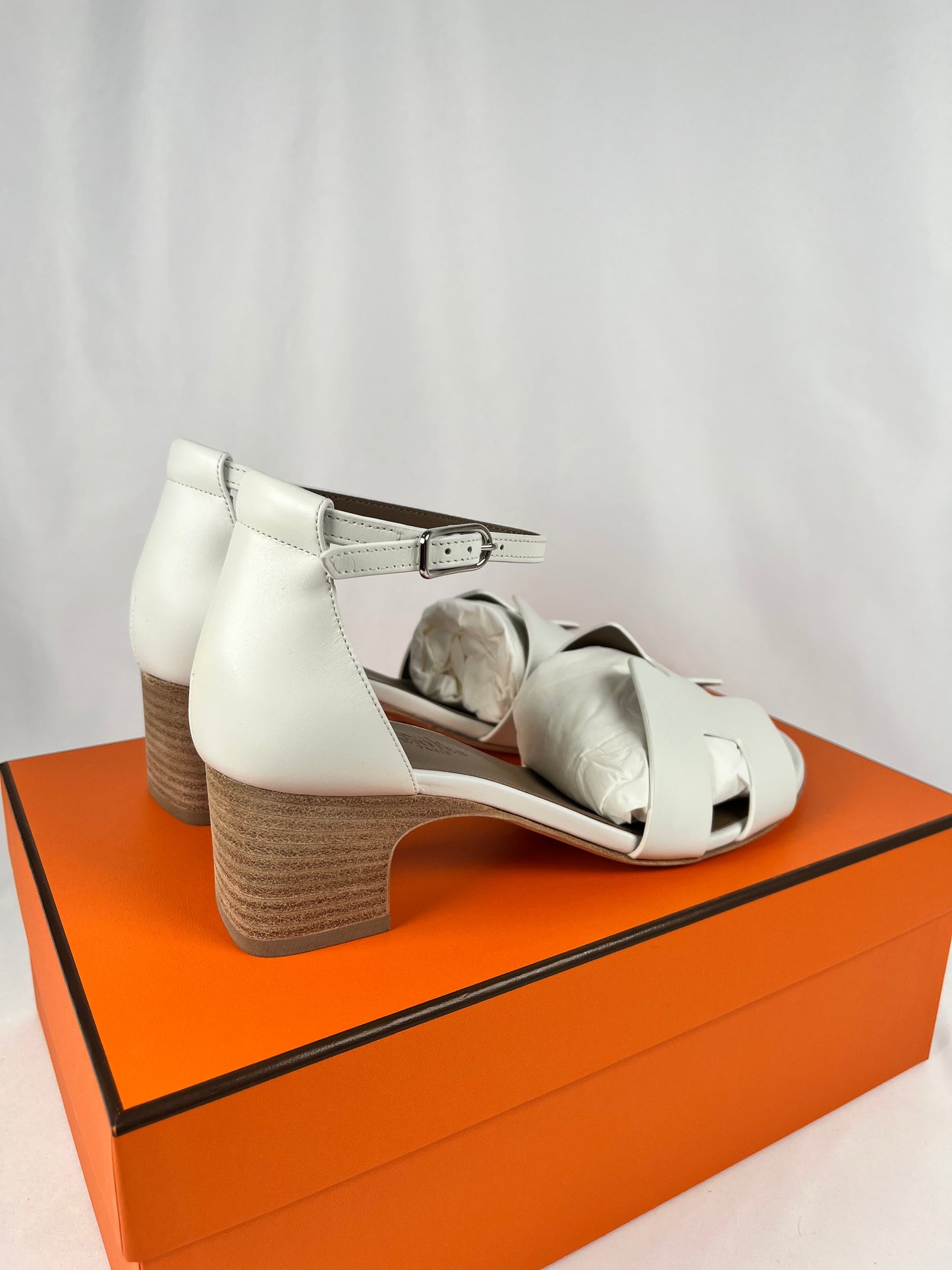 Pre-Owned HERMES Encens 50 Blanc Sandals, 36.5