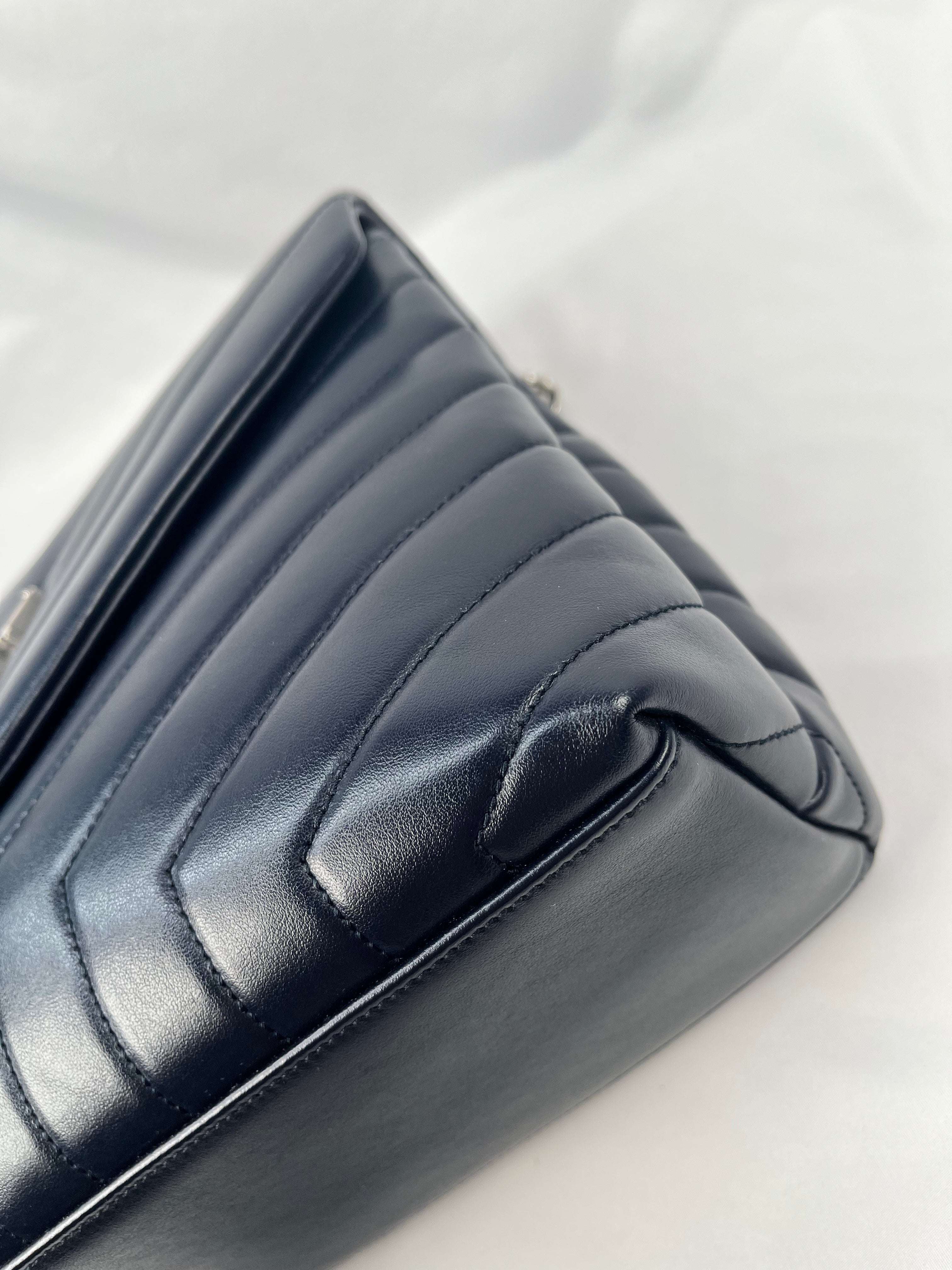 Pre-Owned SAINT LAURENT LouLou Monogram Dark Blue Handbag, Medium