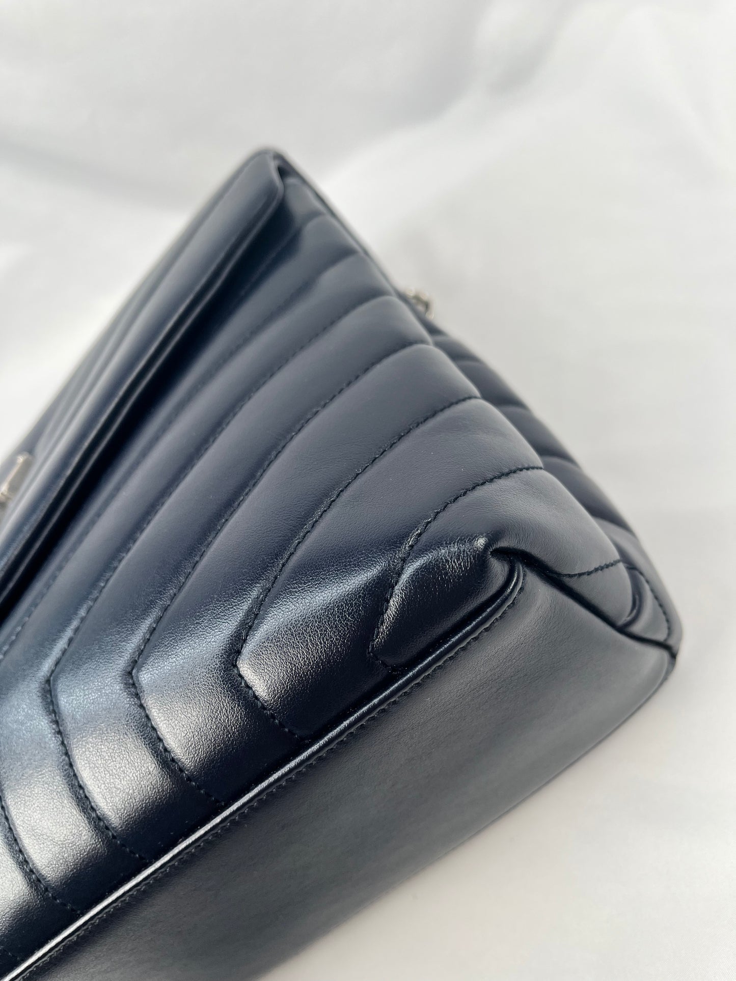 Pre-Owned SAINT LAURENT LouLou Monogram Dark Blue Handbag, Medium