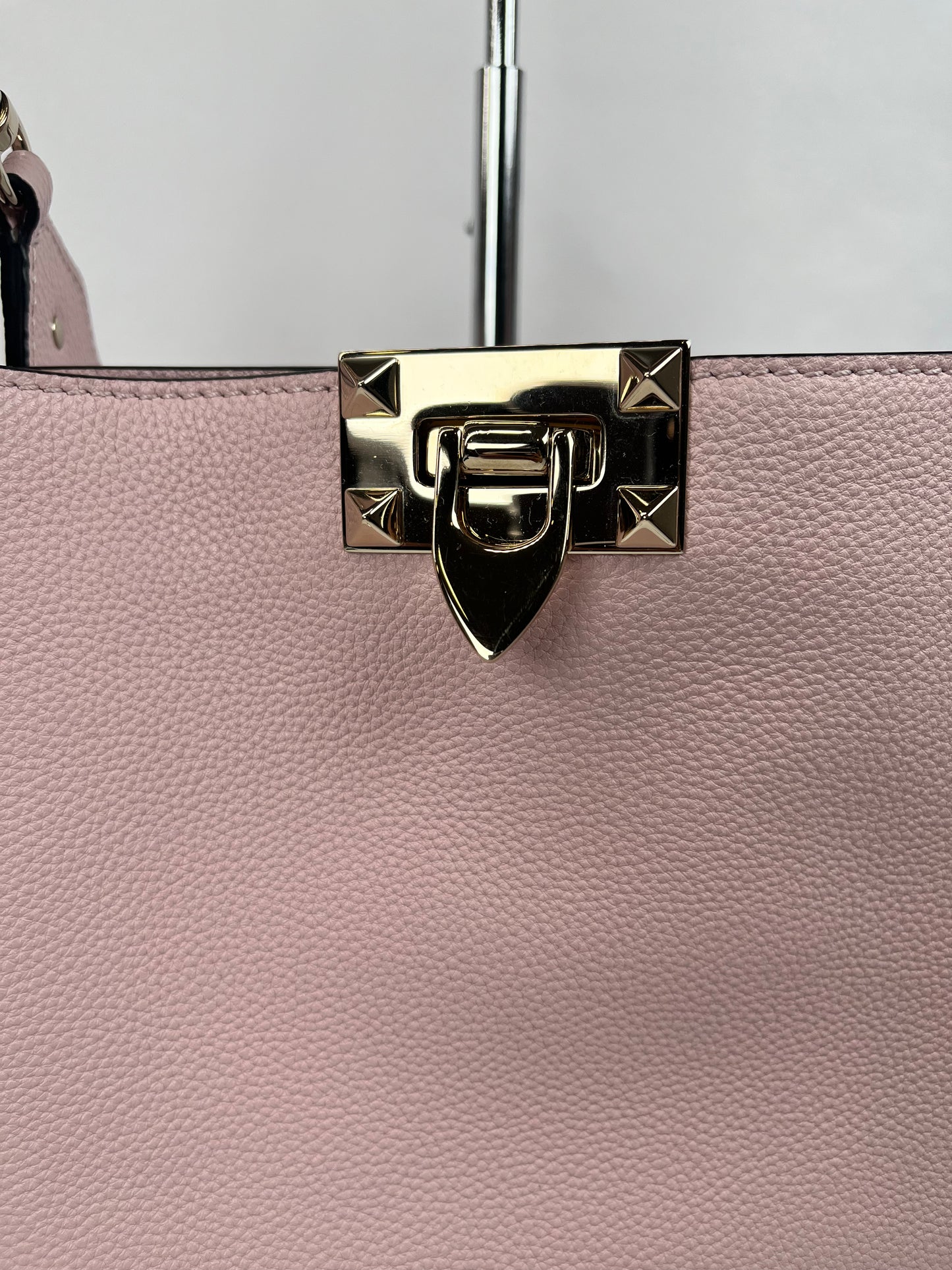 Pre-Owned VALENTINO Rockstud Hobo Bag Pink Handbag