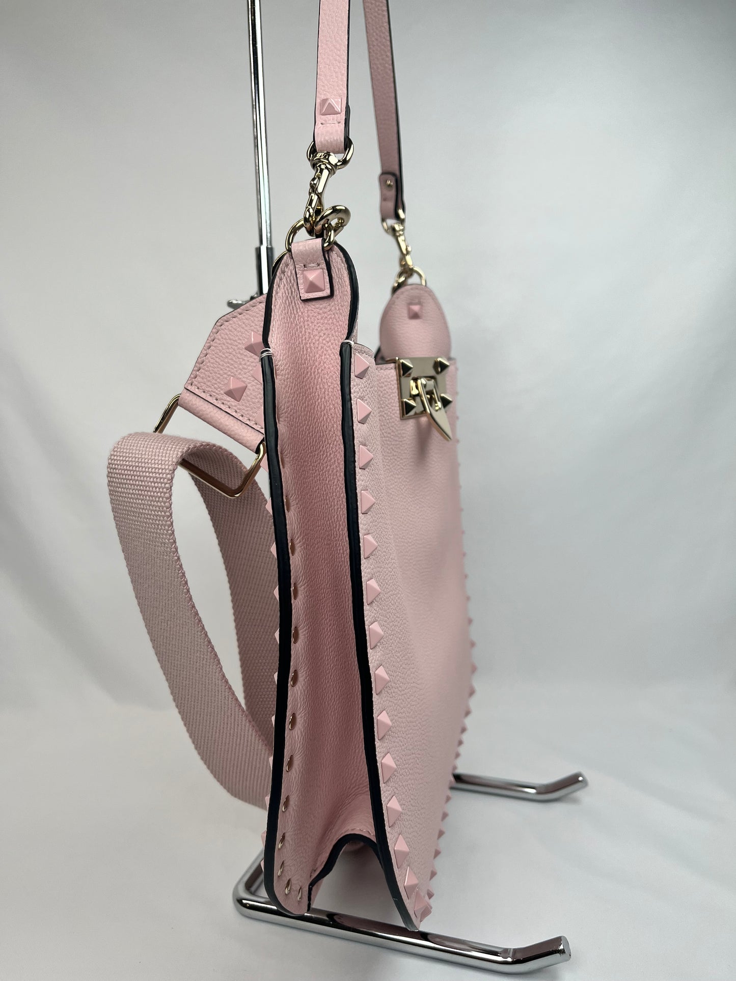 Pre-Owned VALENTINO Rockstud Hobo Bag Pink Handbag