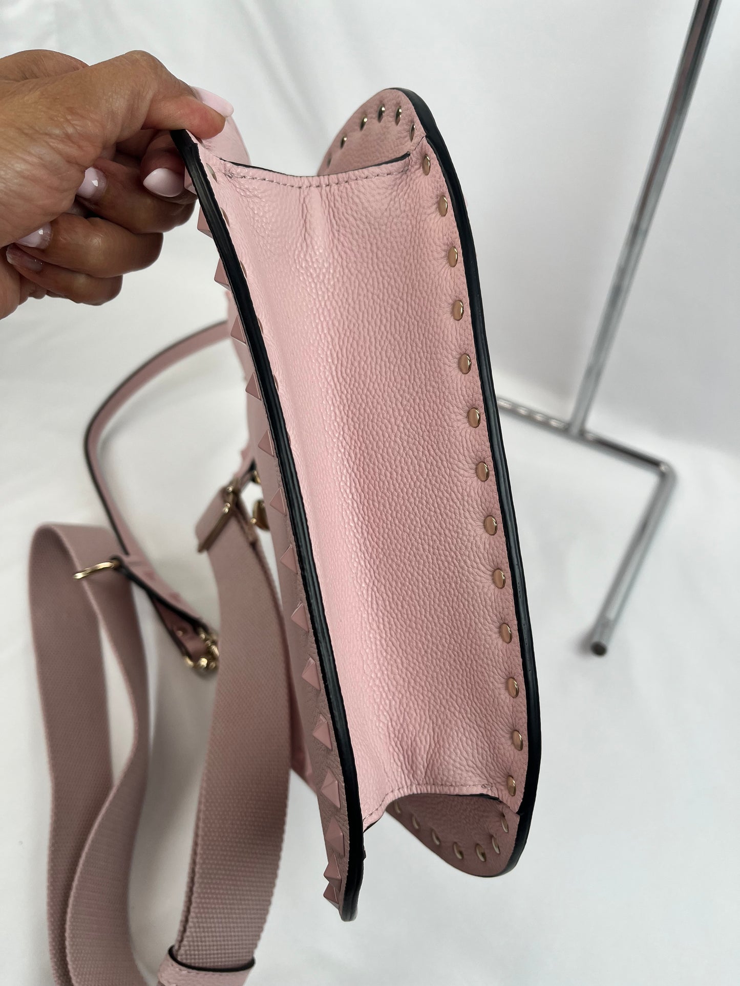Pre-Owned VALENTINO Rockstud Hobo Bag Pink Handbag