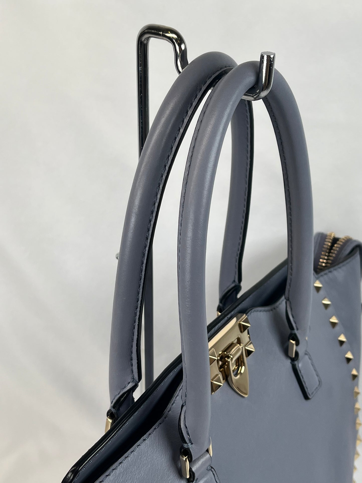Pre-Owned VALENTINO Vitello Rockstud Double Handle London Stone Handbag