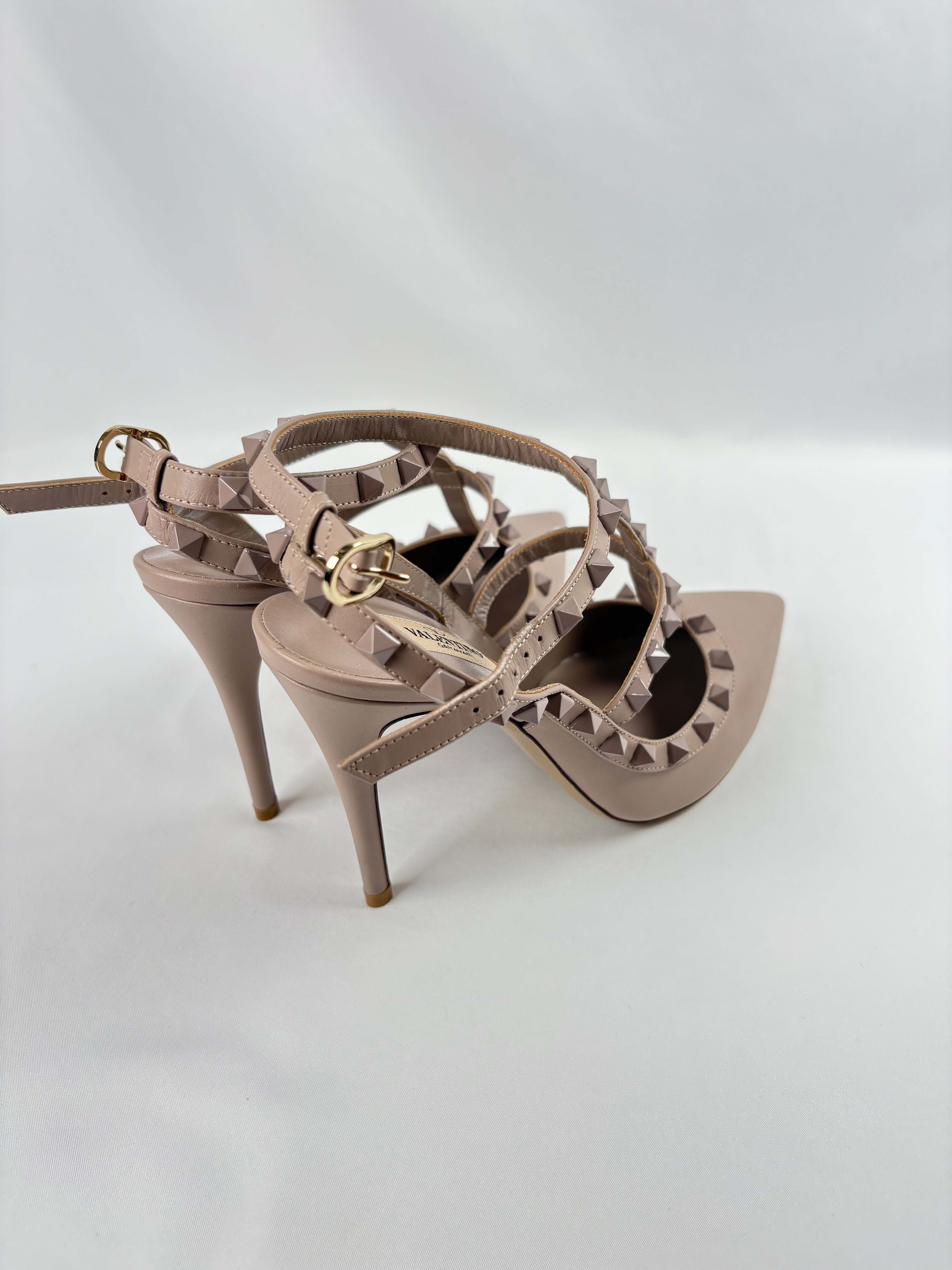 Valentino Garavani Rockstud Ankle Strap Poudre Pumps, 38.5