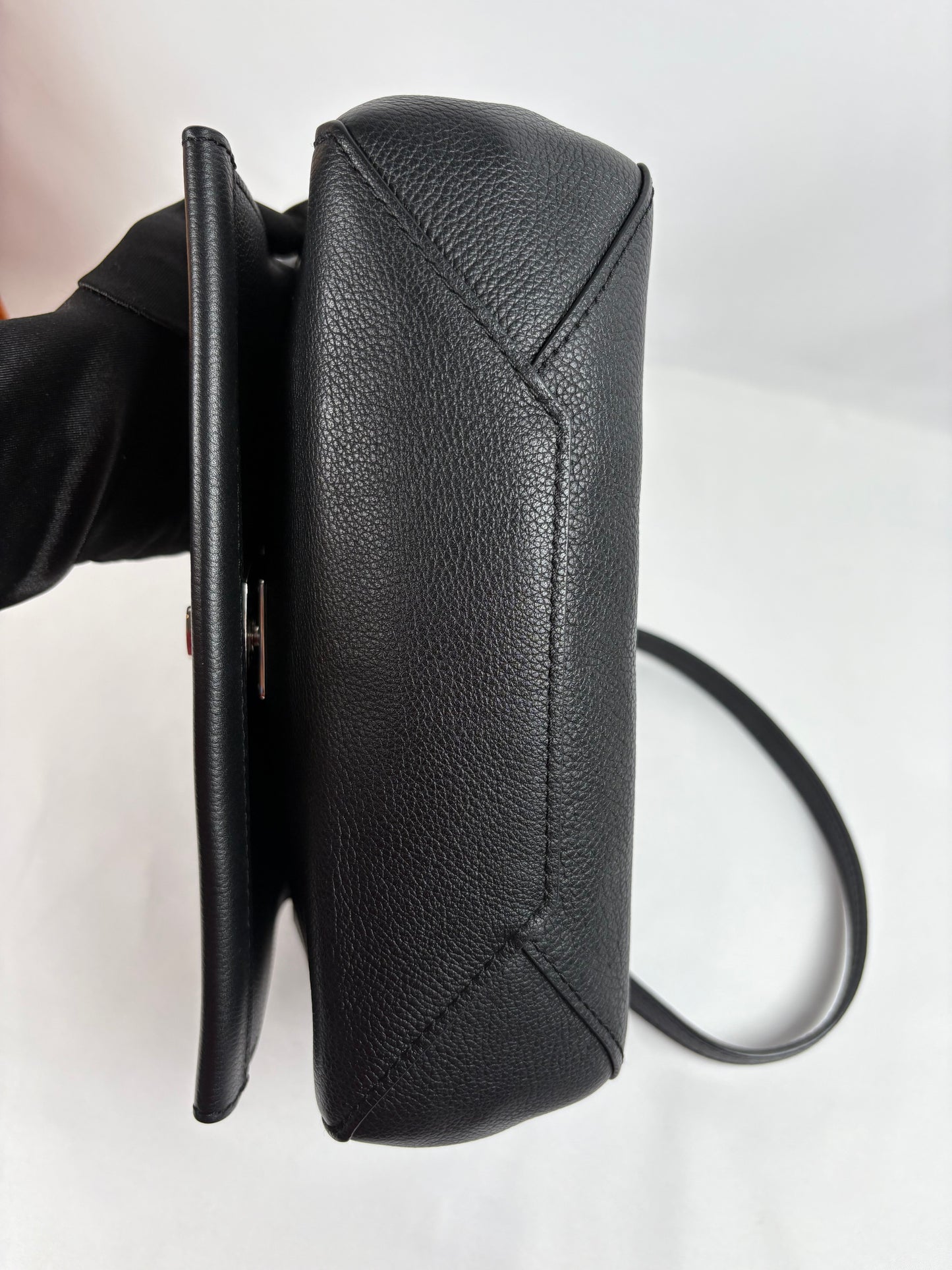 Pre-Owned LOUIS VUITTON MyLockMe Chain Black Handbag