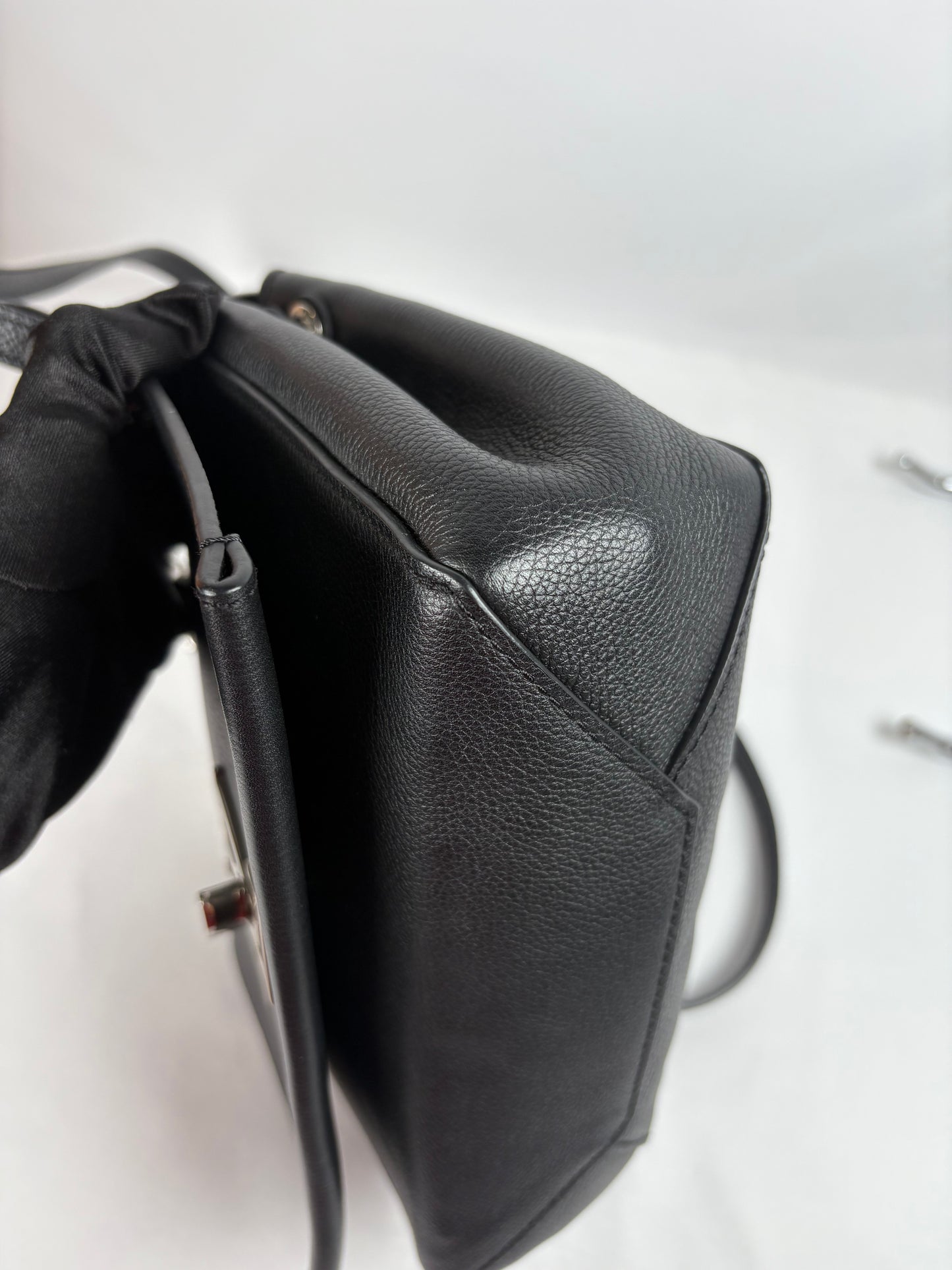 Pre-Owned LOUIS VUITTON MyLockMe Chain Black Handbag