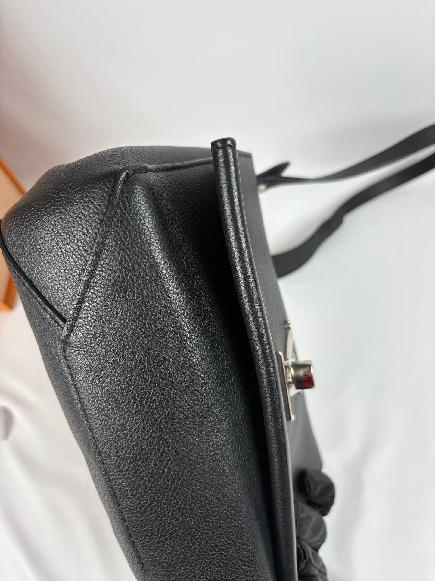 Pre-Owned LOUIS VUITTON MyLockMe Chain Black Handbag