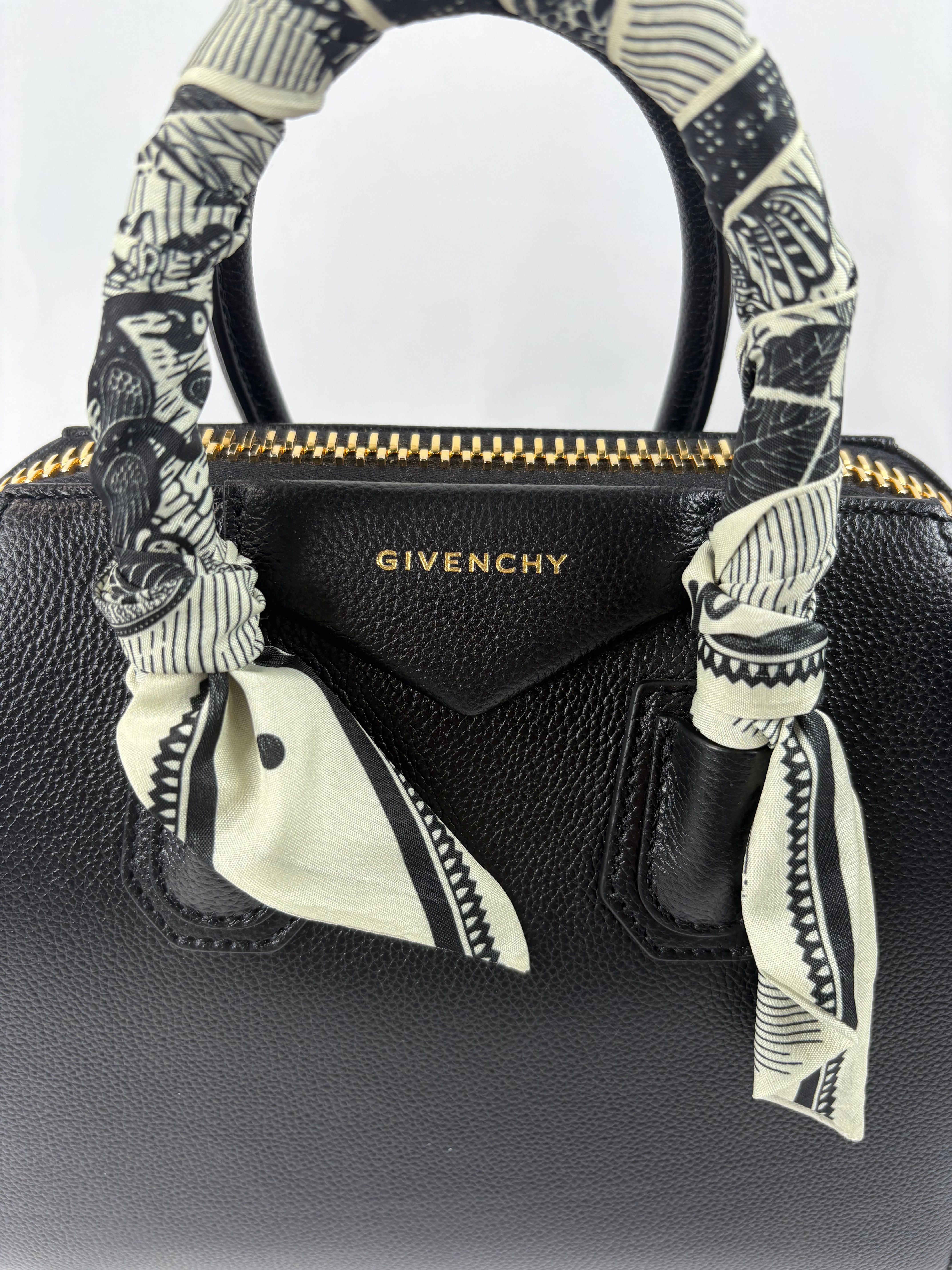 Pre-Owned GIVENCHY Antigona Black Handbag, Mini