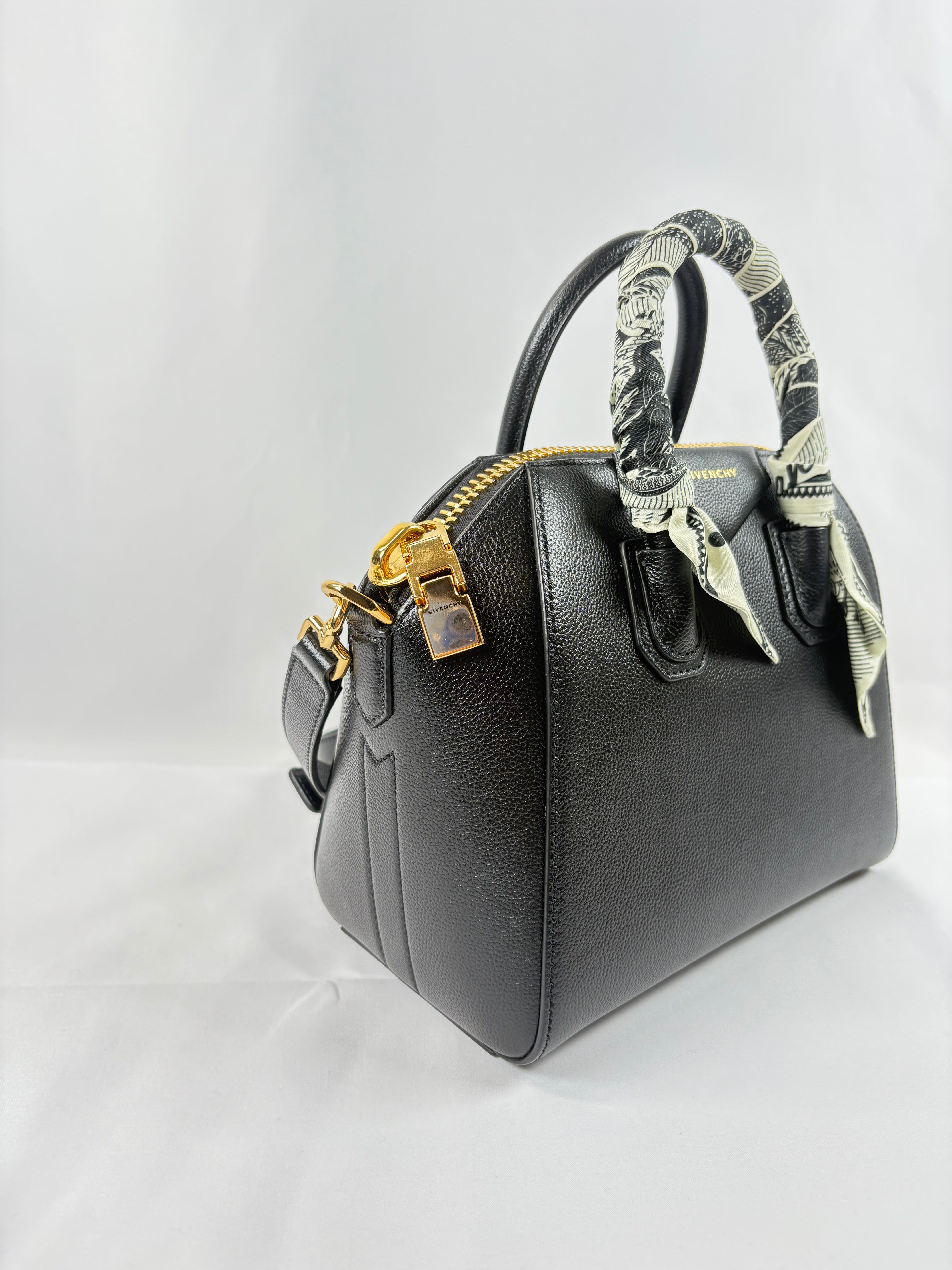 Pre-Owned GIVENCHY Antigona Black Handbag, Mini
