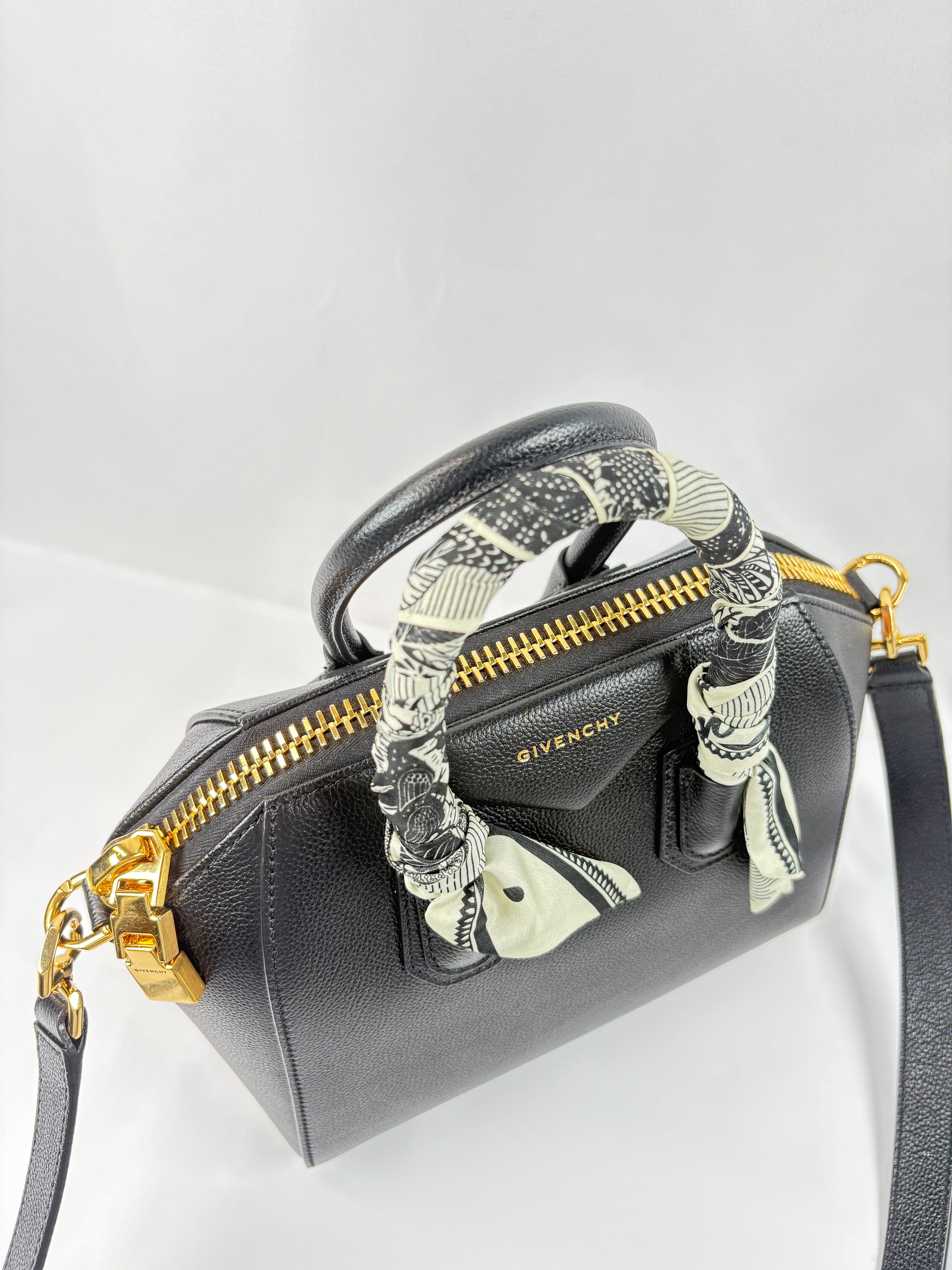 Pre-Owned GIVENCHY Antigona Black Handbag, Mini