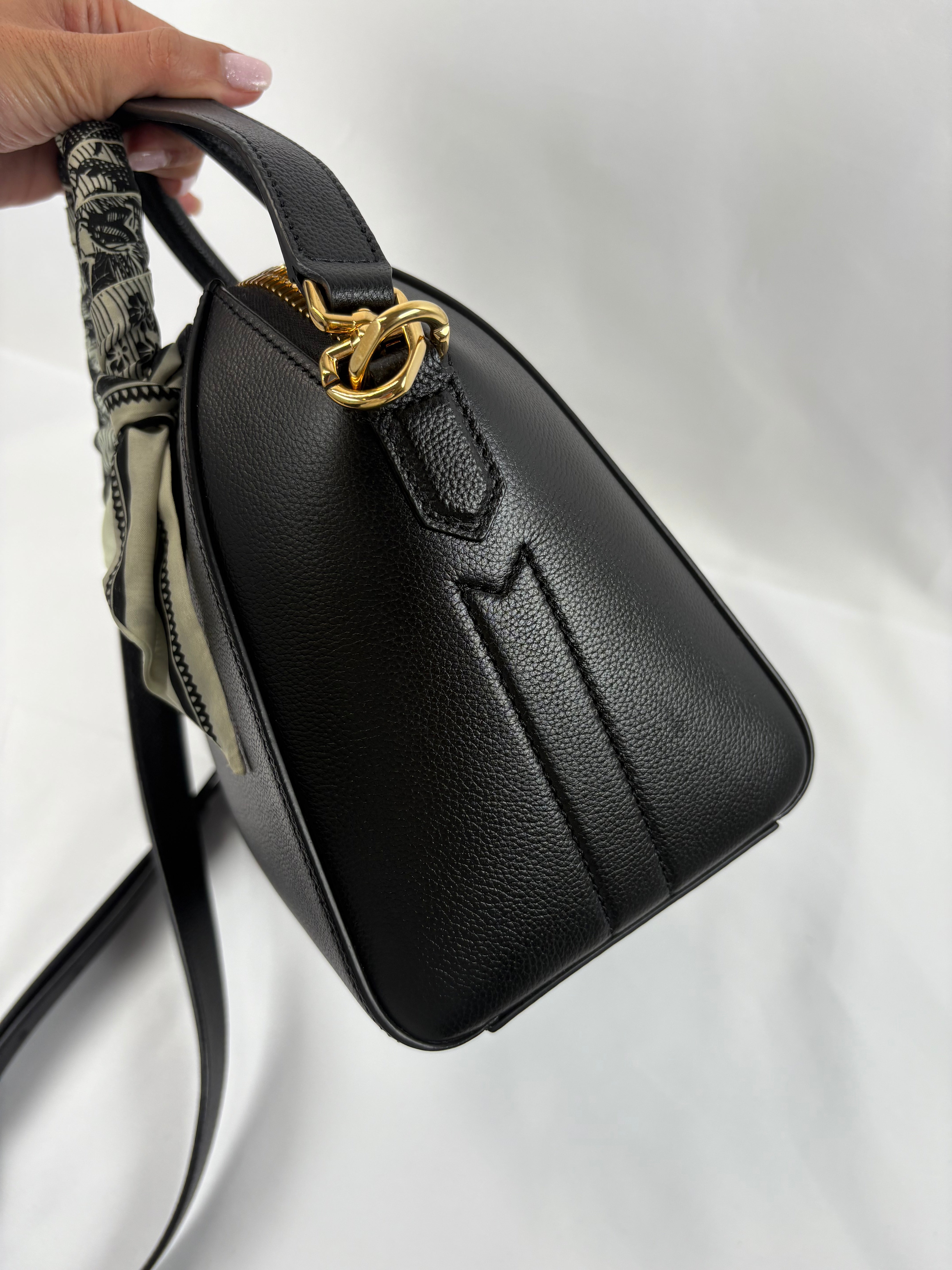 Pre-Owned GIVENCHY Antigona Black Handbag, Mini