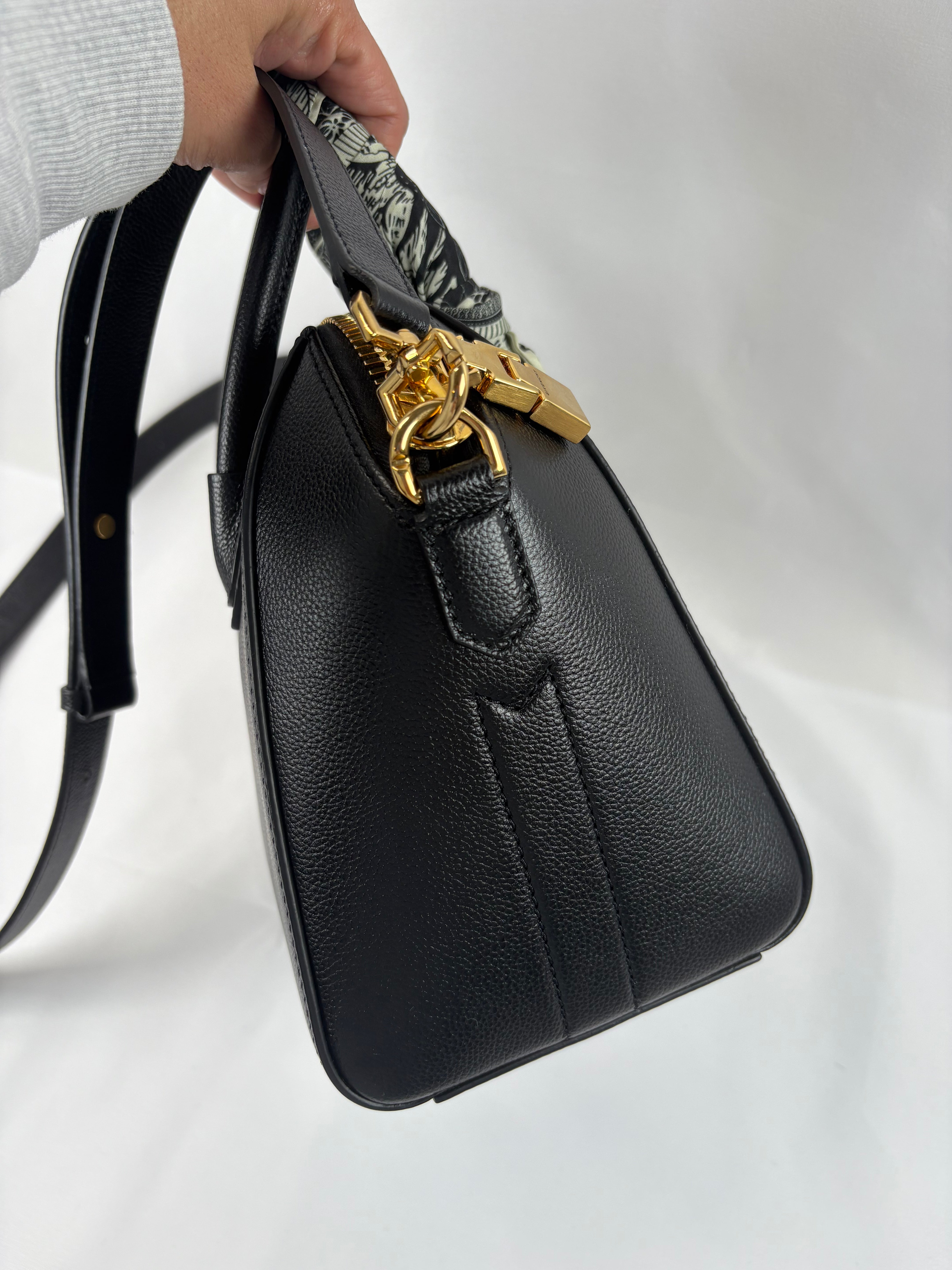 Pre-Owned GIVENCHY Antigona Black Handbag, Mini