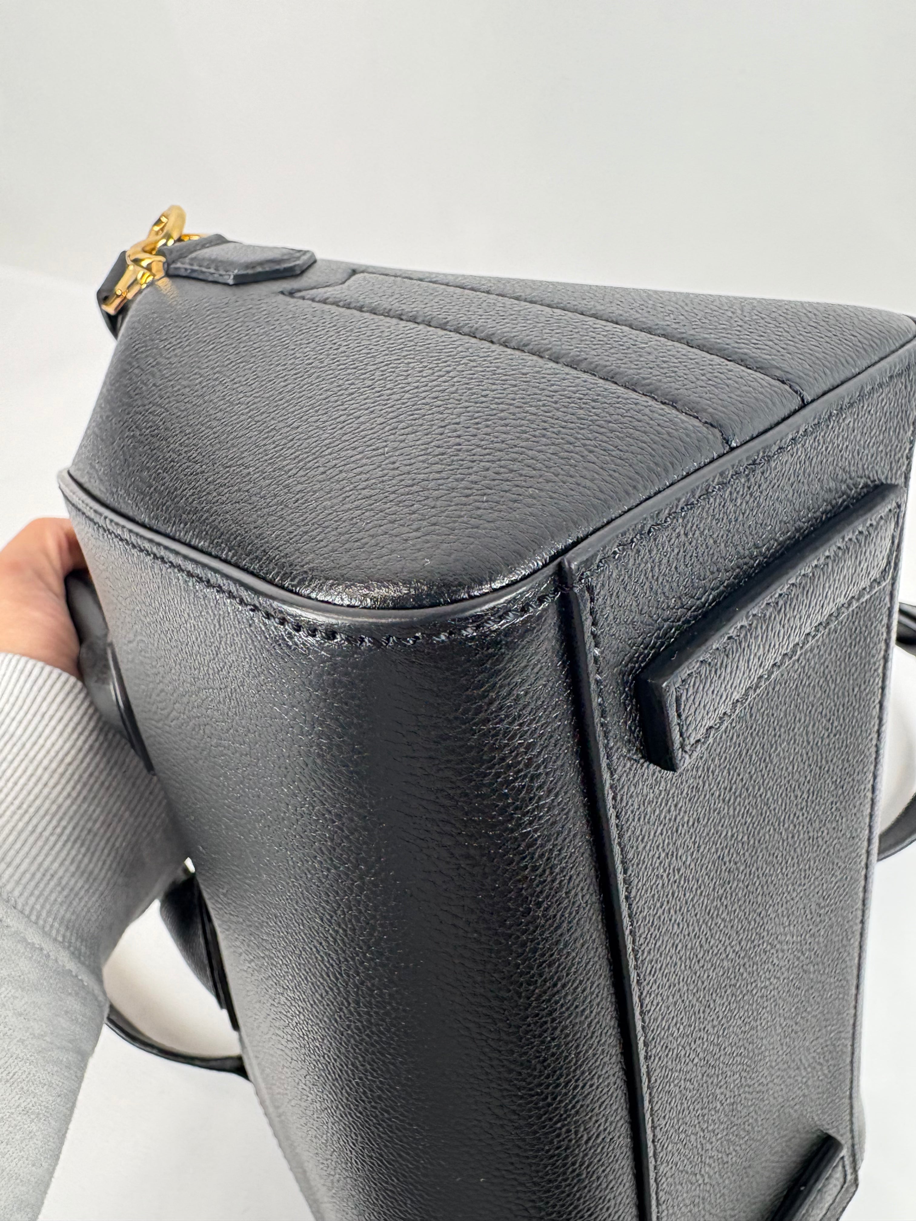 Pre-Owned GIVENCHY Antigona Black Handbag, Mini