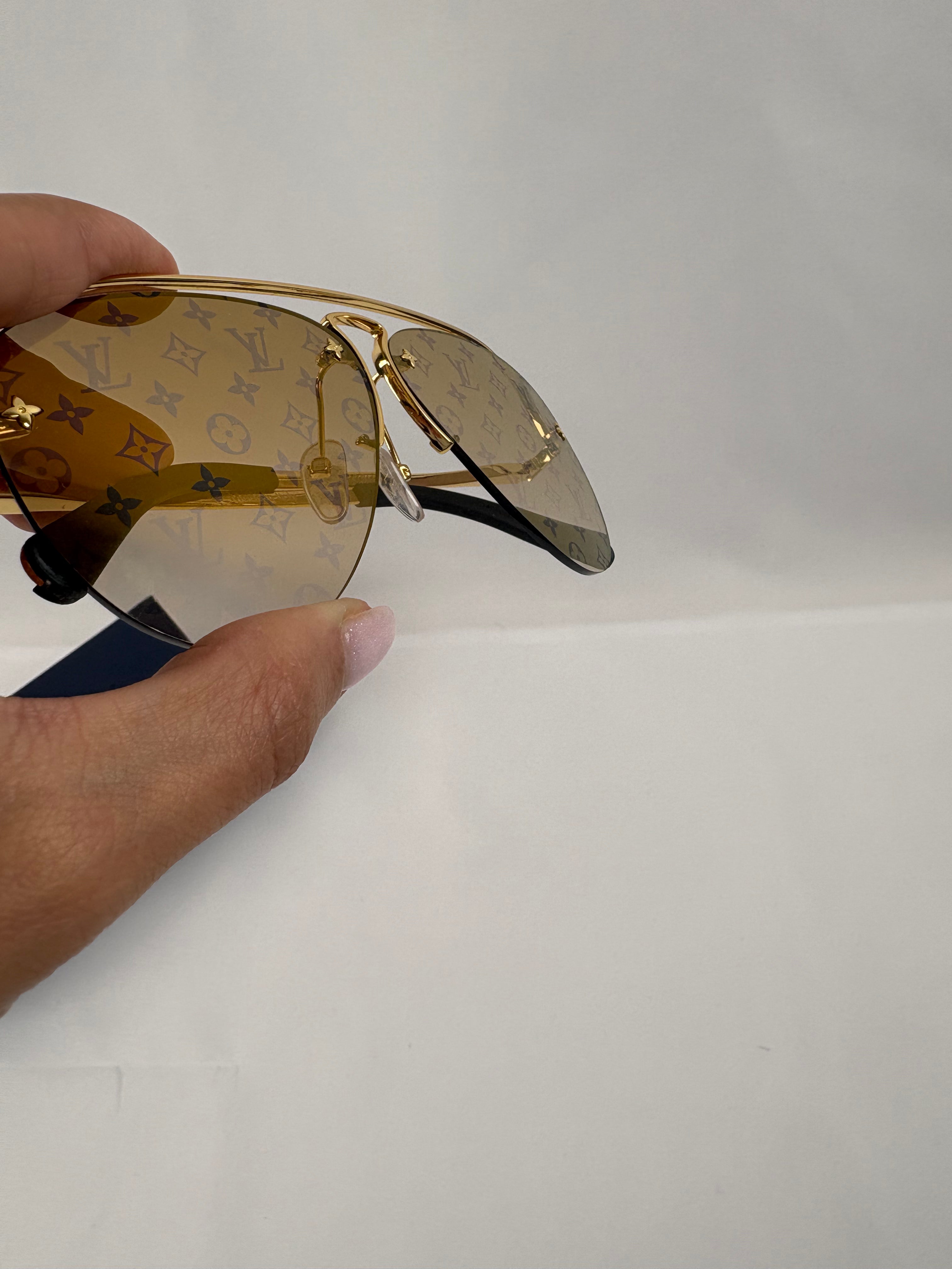 Pre-Owned LOUIS VUITTON Pilot Light Gold Sunglasses