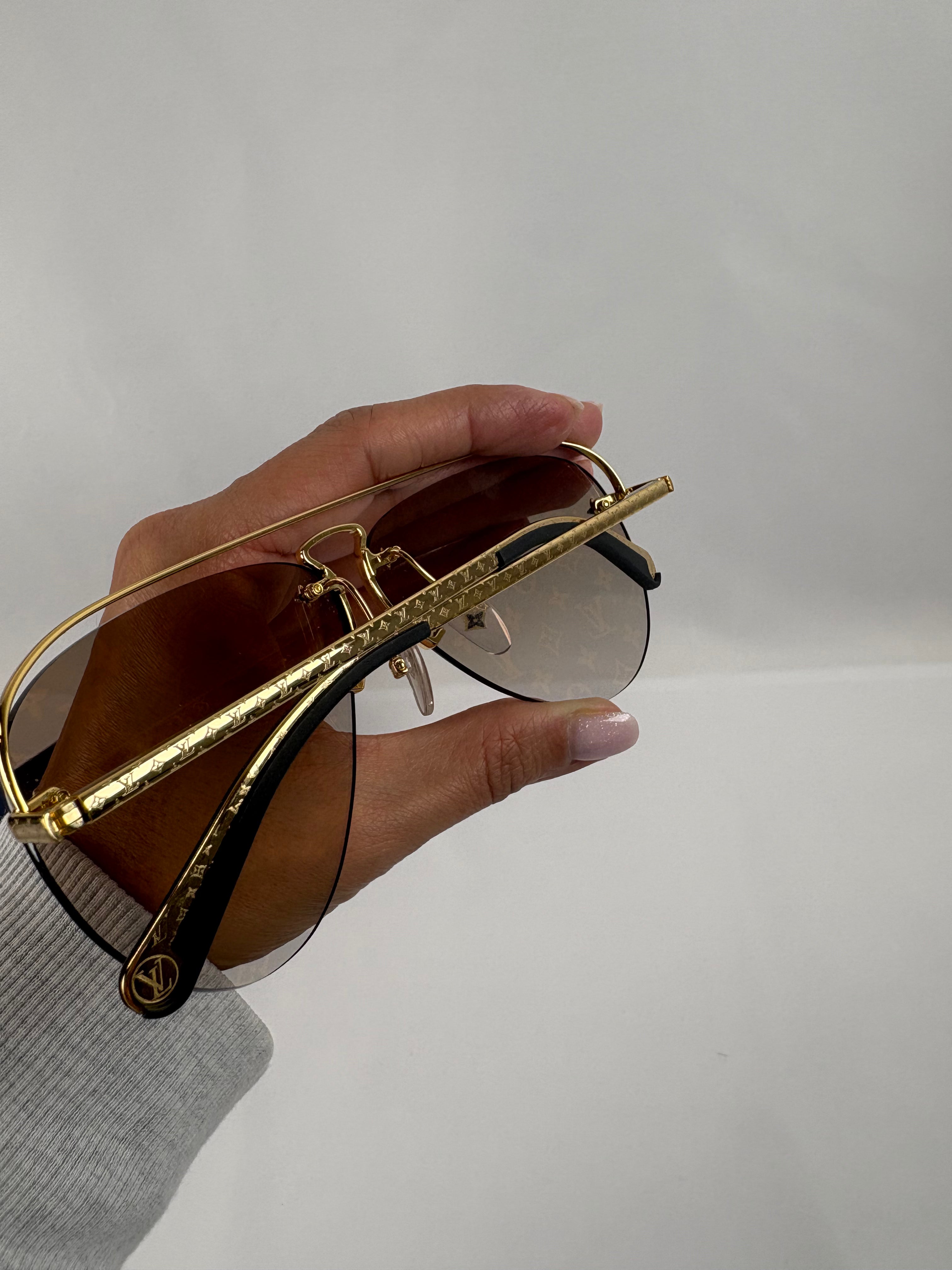 Pre-Owned LOUIS VUITTON Pilot Light Gold Sunglasses