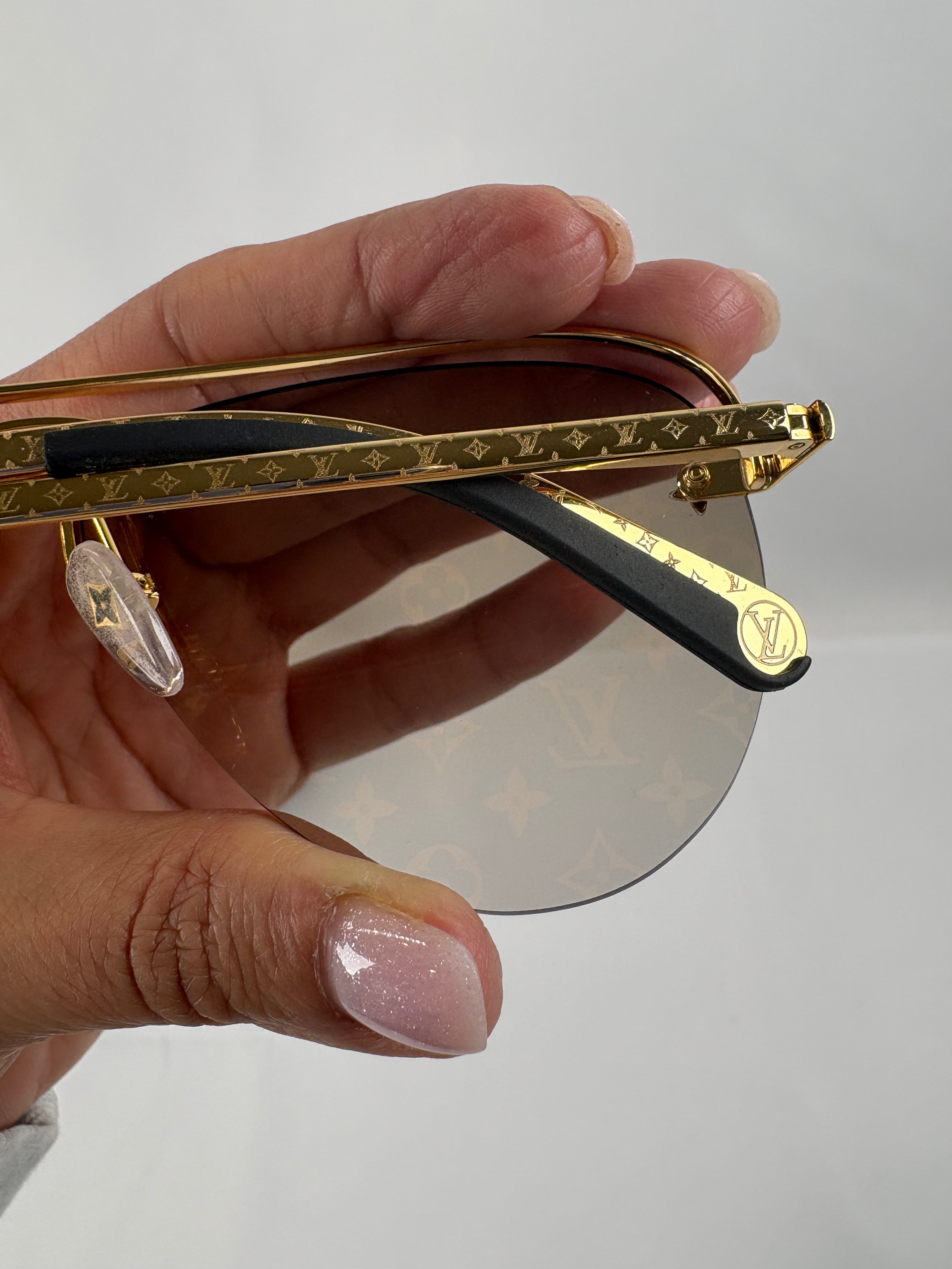 Pre-Owned LOUIS VUITTON Pilot Light Gold Sunglasses