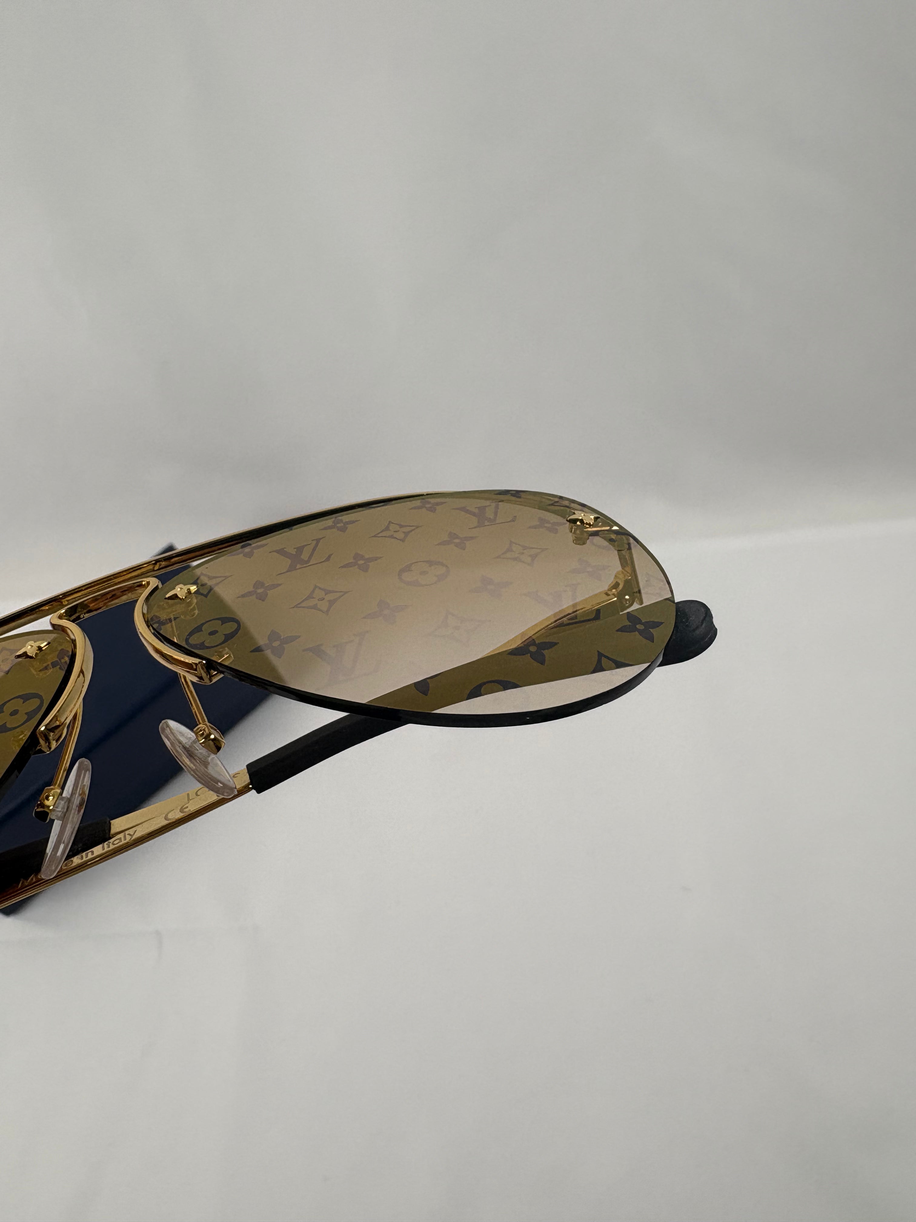 Pre-Owned LOUIS VUITTON Pilot Light Gold Sunglasses