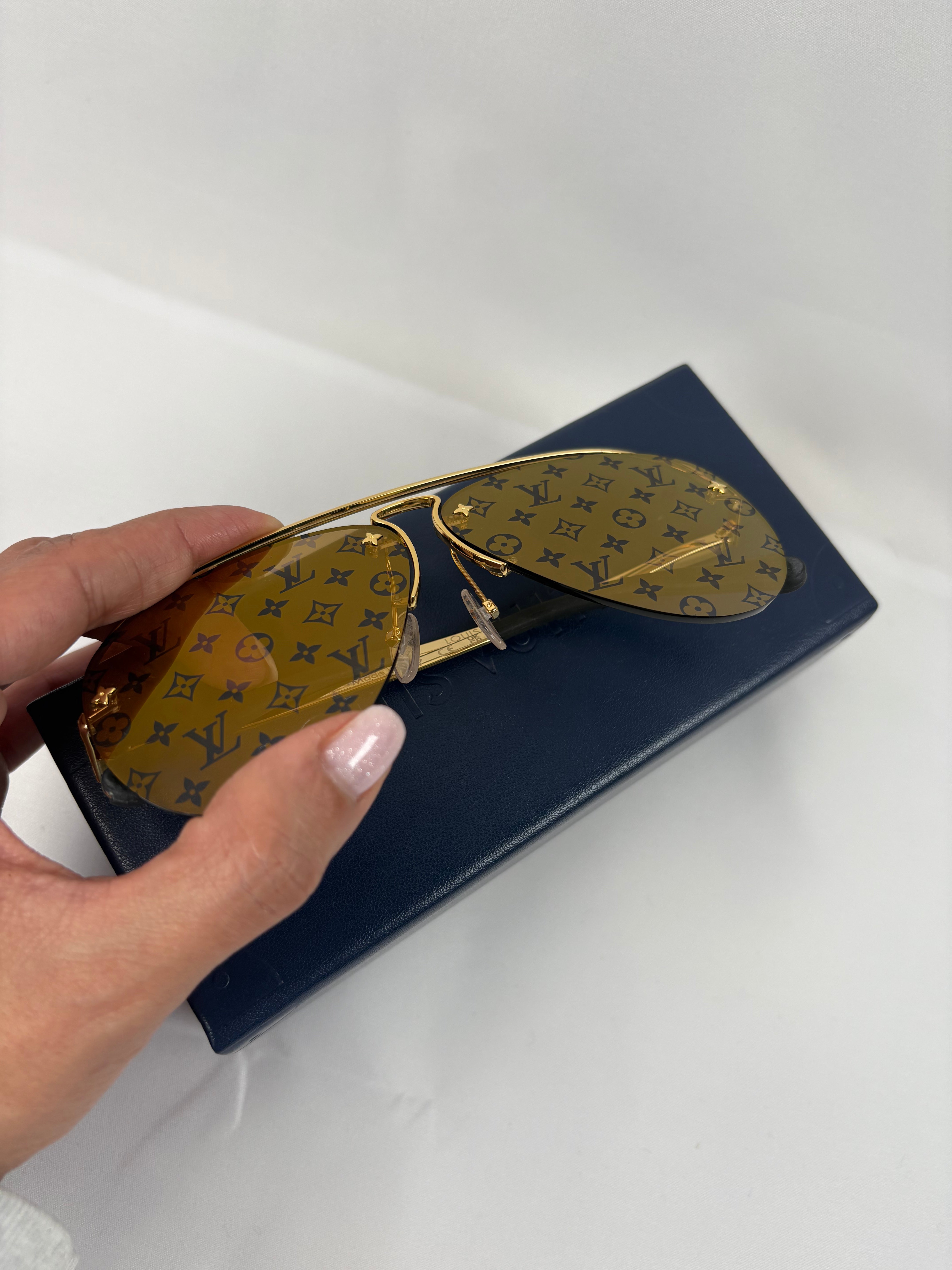 Pre-Owned LOUIS VUITTON Pilot Light Gold Sunglasses