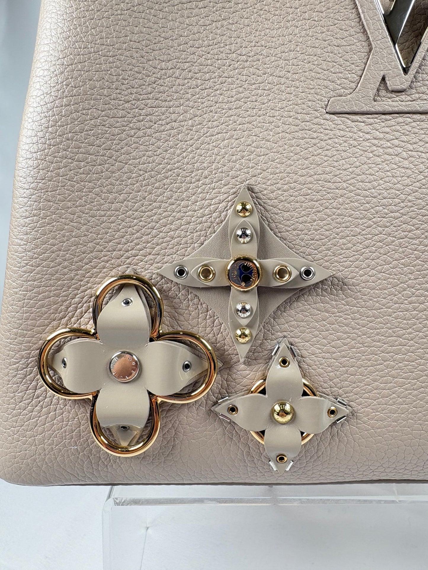 Pre-Owned LOUIS VUITTON Capucines Mechanical Flowers 2017 Grey Handbag, PM