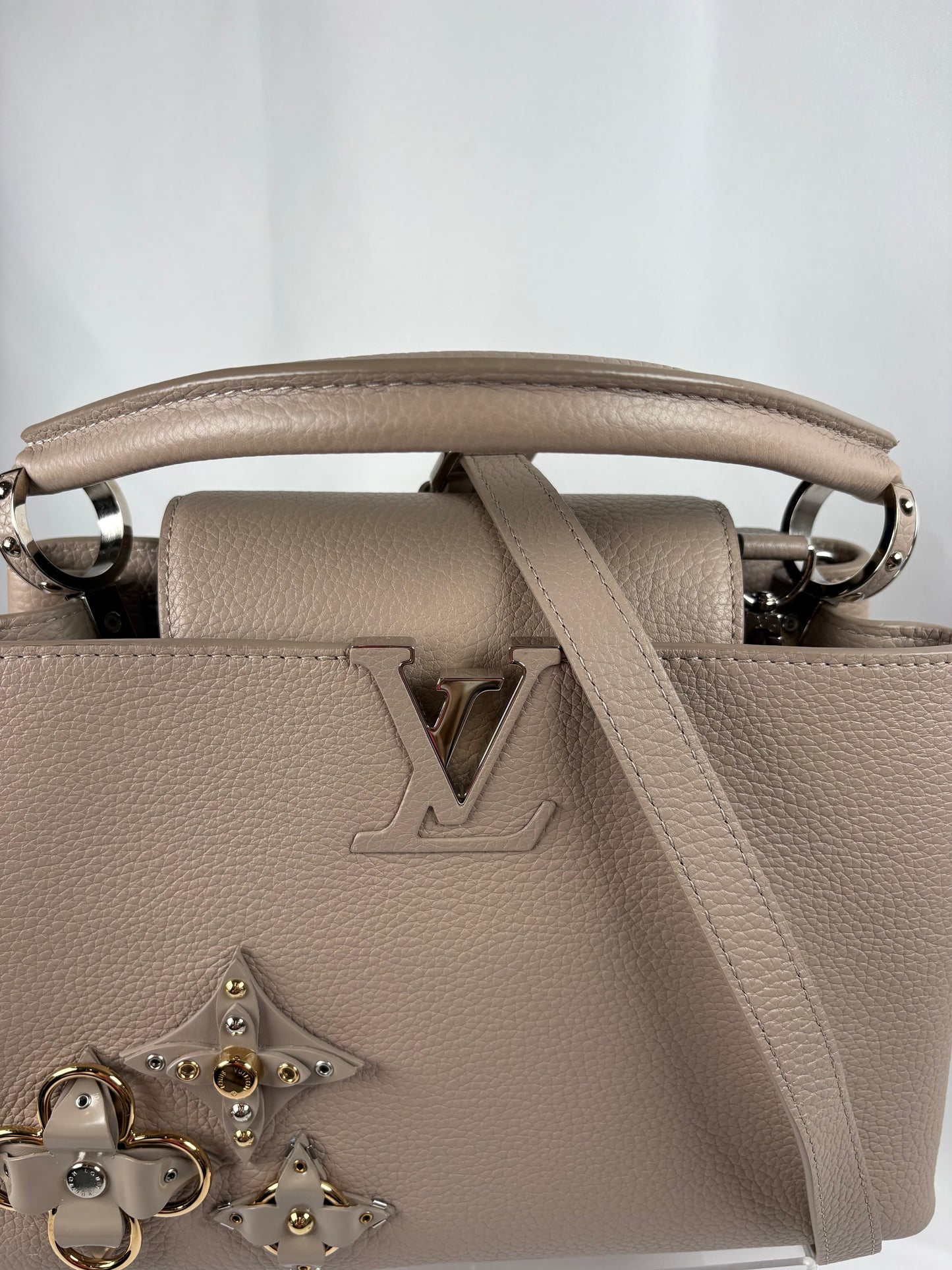 Pre-Owned LOUIS VUITTON Capucines Mechanical Flowers 2017 Grey Handbag, PM
