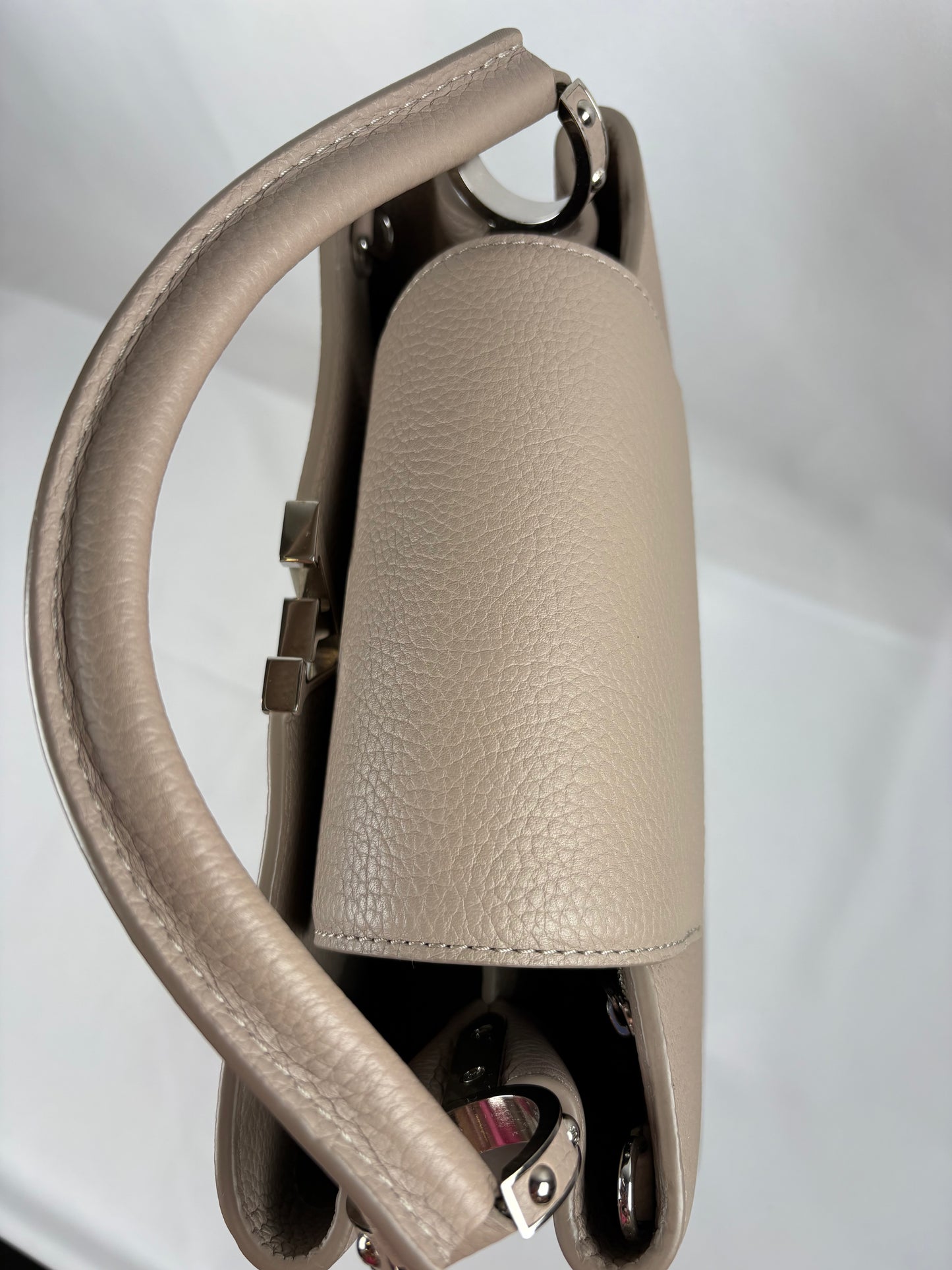 Pre-Owned LOUIS VUITTON Capucines Mechanical Flowers 2017 Grey Handbag, PM