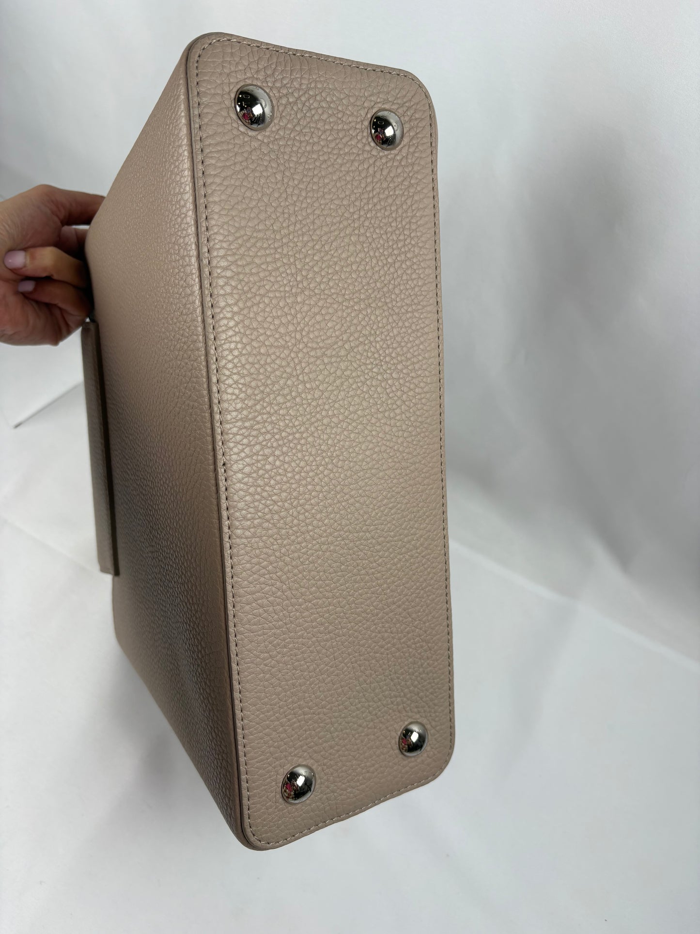 Pre-Owned LOUIS VUITTON Capucines Mechanical Flowers 2017 Grey Handbag, PM