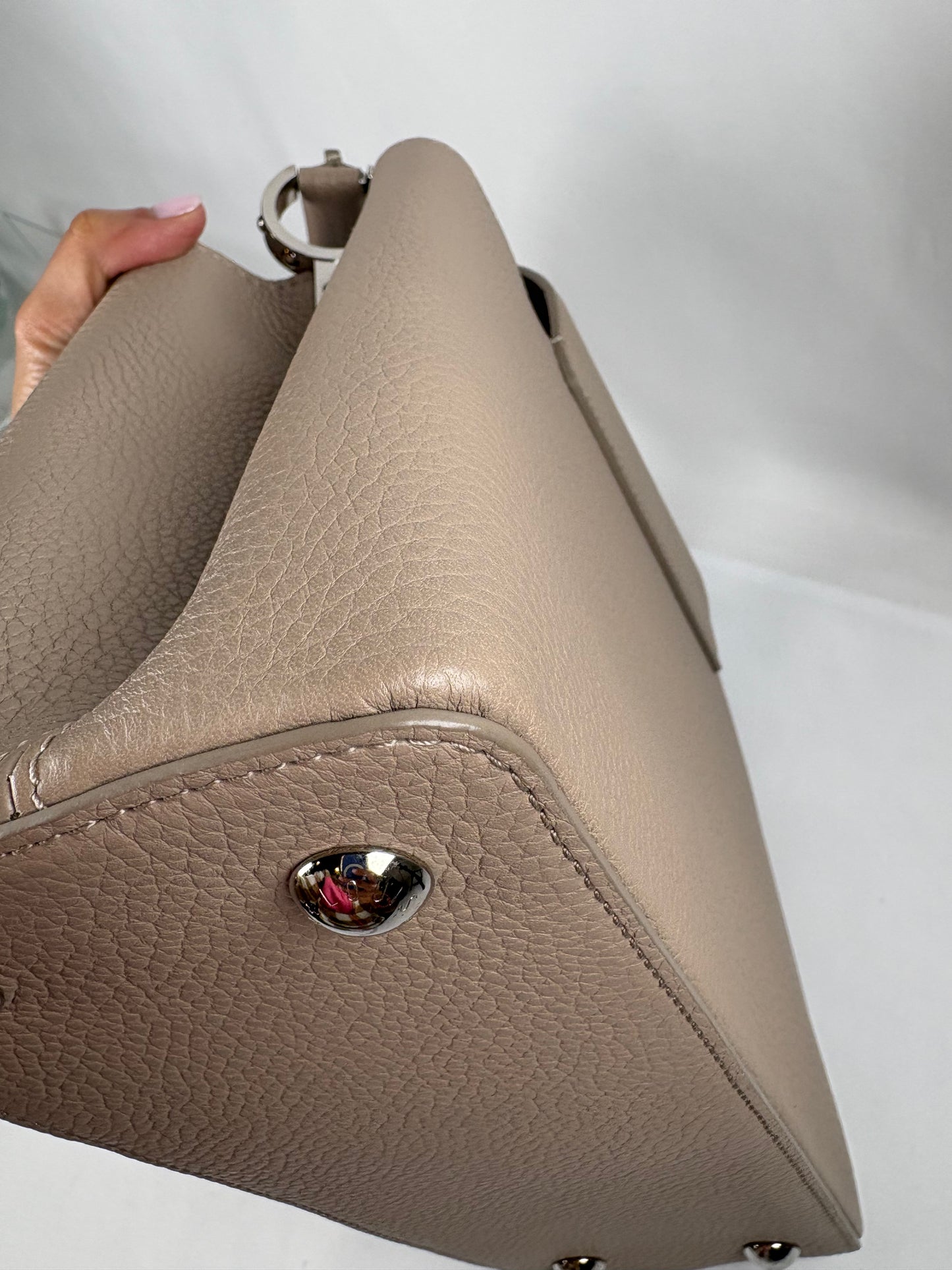 Pre-Owned LOUIS VUITTON Capucines Mechanical Flowers 2017 Grey Handbag, PM