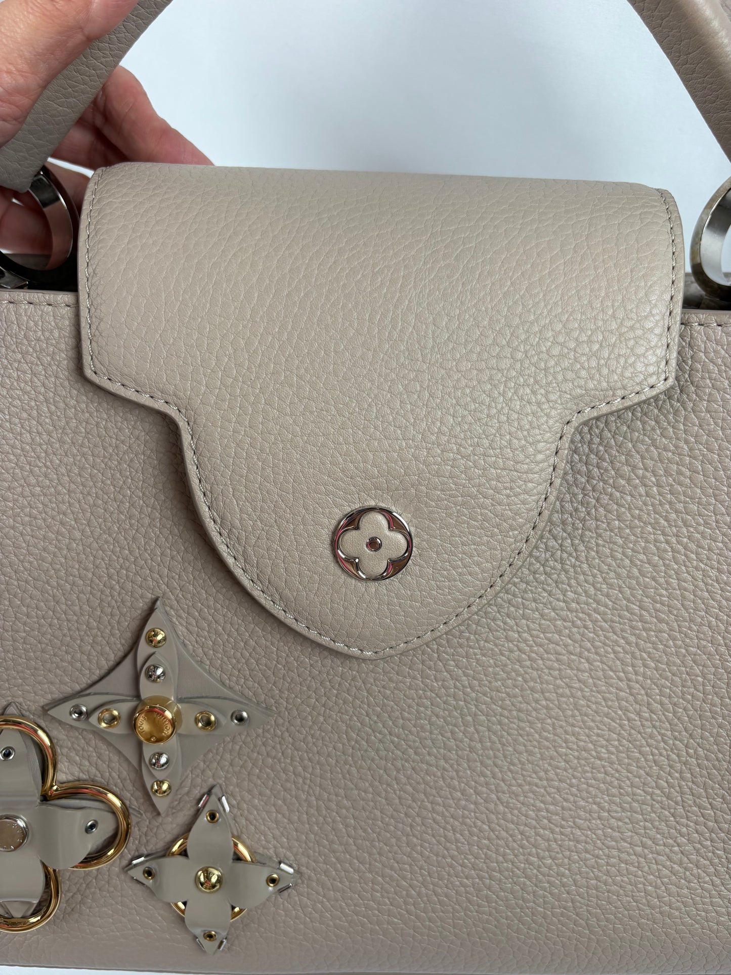 Pre-Owned LOUIS VUITTON Capucines Mechanical Flowers 2017 Grey Handbag, PM