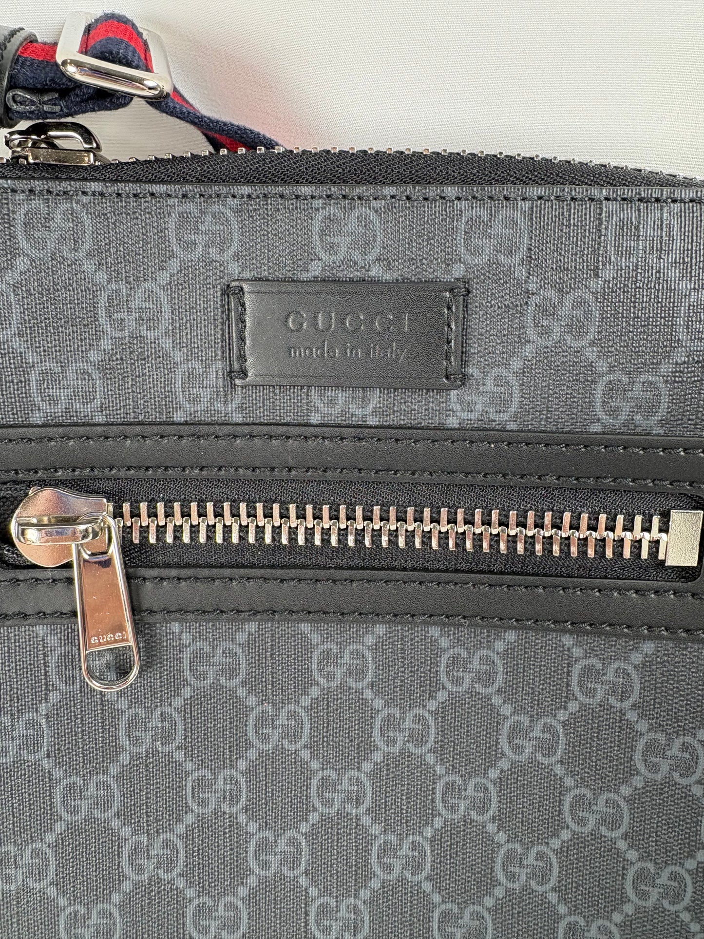 Pre-Owned GUCCI GG Messenger Black Handbag, Small